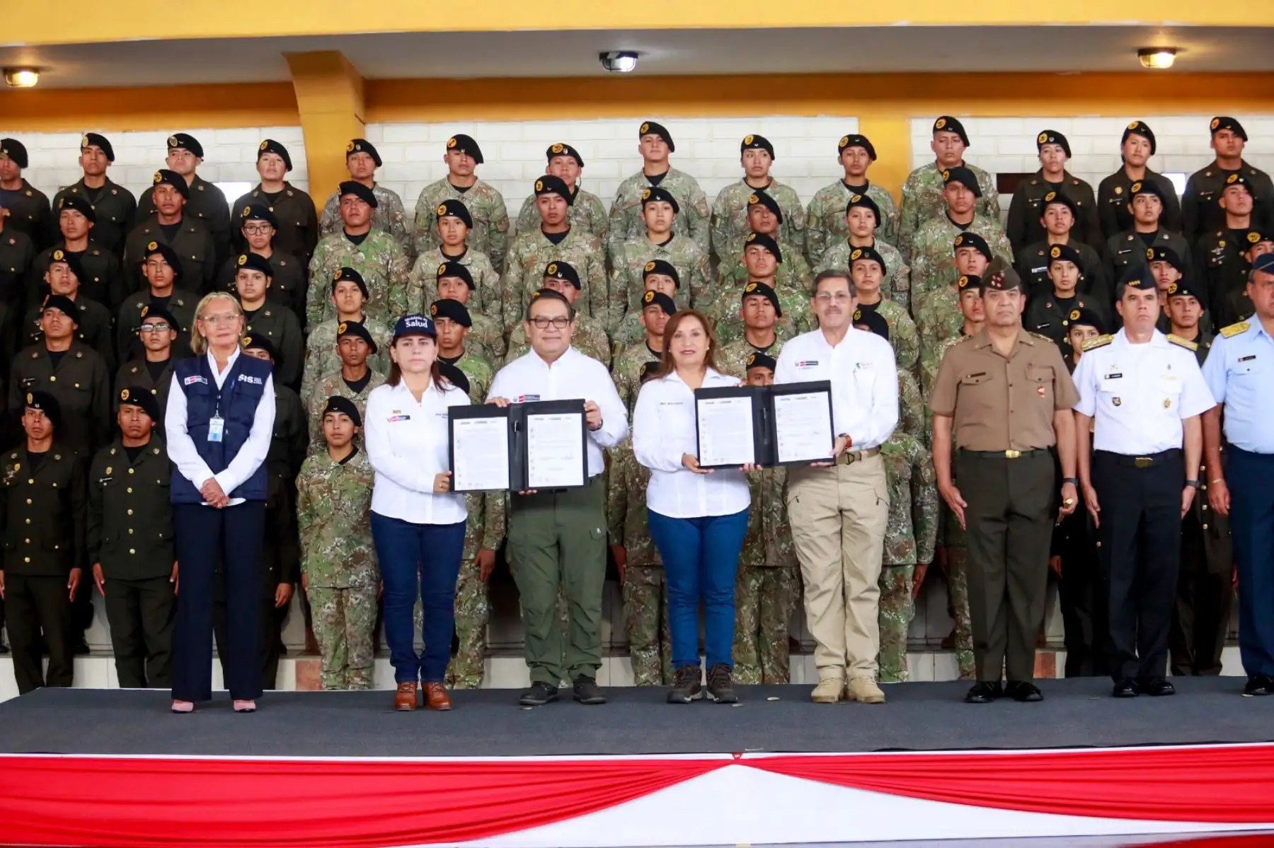 Presidenta Dina Boluarte participa en firma de convenio marco de cooperación entre Minsa y Mindef para el incremento de la cobertura asistencial en el marco del aseguramiento universal en salud. Foto: ANDINA/ Prensa Presidencia