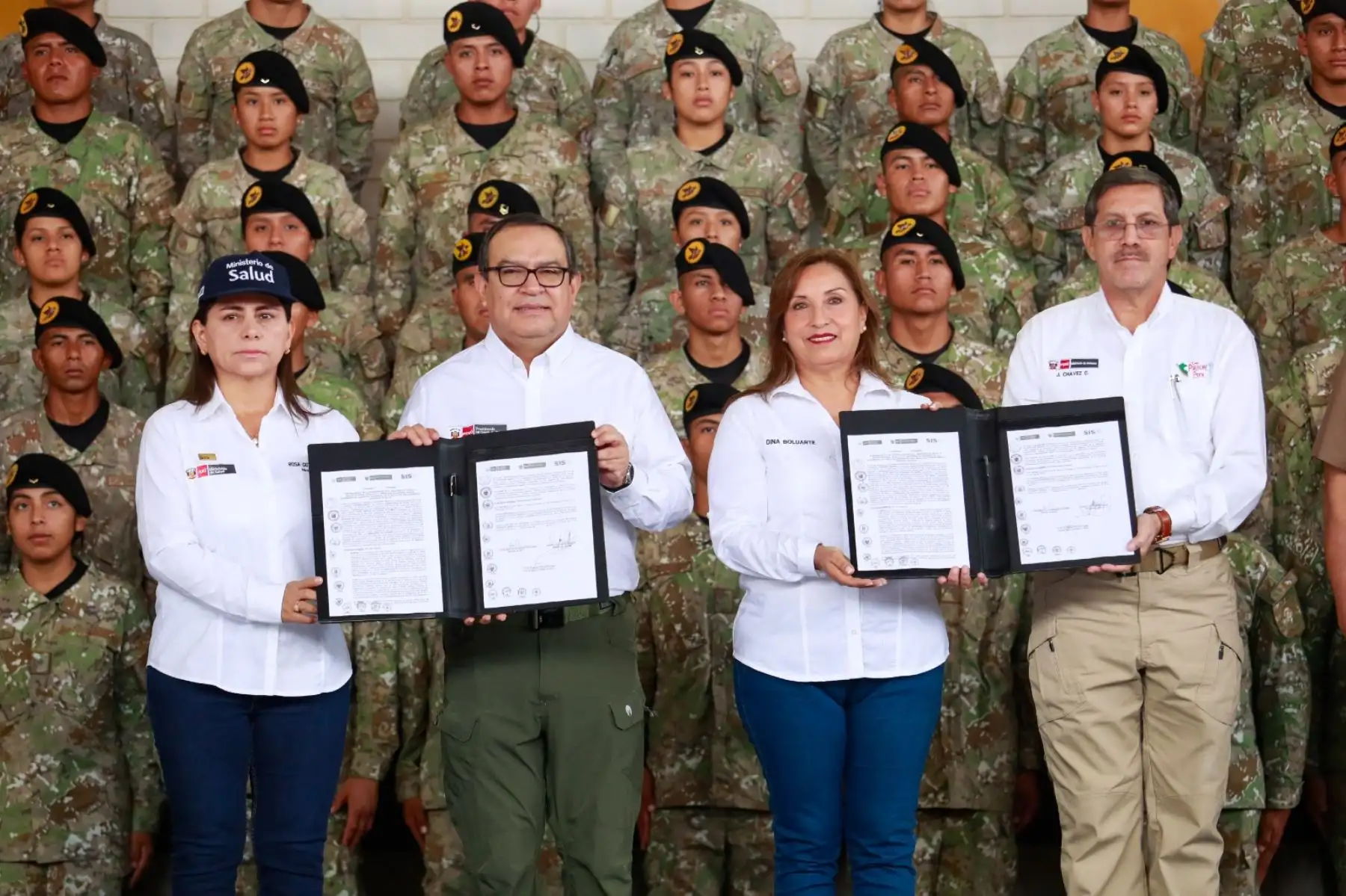 Presidenta Dina Boluarte participa en firma de convenio marco de cooperación entre Minsa y Mindef para el incremento de la cobertura asistencial en el marco del aseguramiento universal en salud. Foto: ANDINA/ Prensa Presidencia