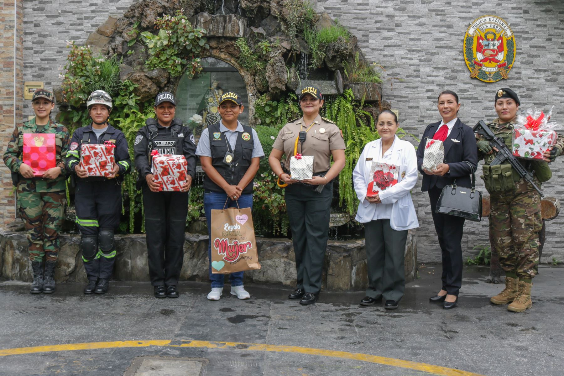 La Policía Nacional del Perú, en el marco de las celebraciones por el “Día de la Madre”, seleccionó un grupo de madres policías quienes en representación de las más de 25 000 policías femeninas, contaron su testimonio de vida. Foto: PNP