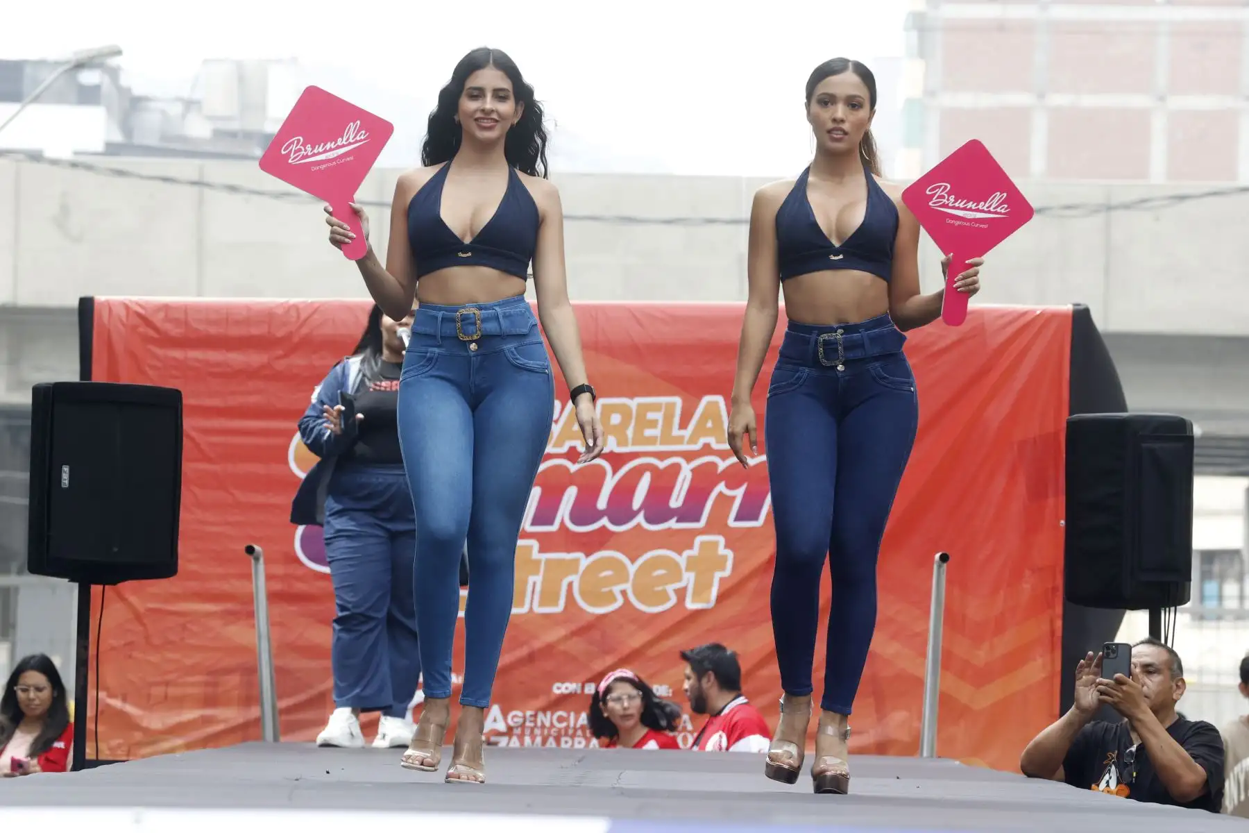 Los micro y pequeños empresarios de Gamarra realizaron el “Pasarela Gamarra Street” un nuevo formato de desfile en el que, durante mas de 6 horas ininterrumpidas, se presentaron las prendas en tendencia por el día de la Madre y la apertura de la campaña mayorista para la temporada otoño – invierno 2023.
Foto: ANDINA/Vidal Tarqui