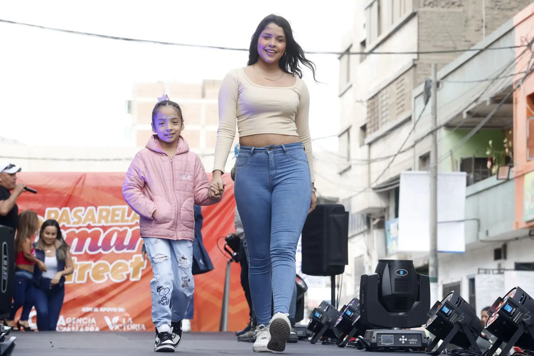 Los micro y pequeños empresarios de Gamarra realizaron el “Pasarela Gamarra Street” un nuevo formato de desfile en el que, durante mas de 6 horas ininterrumpidas, se presentaron las prendas en tendencia por el día de la Madre y la apertura de la campaña mayorista para la temporada otoño – invierno 2023.
Foto: ANDINA/Vidal Tarqui