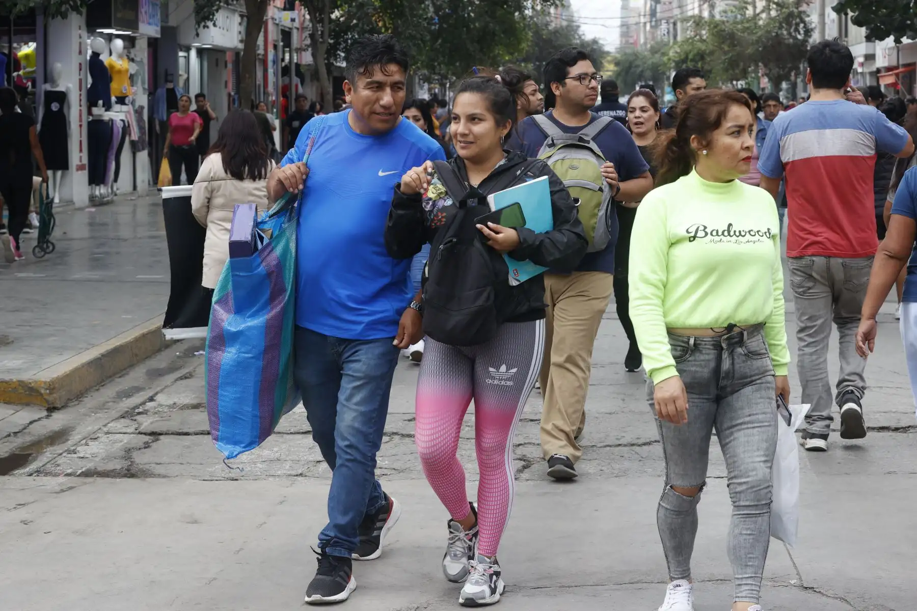Los micro y pequeños empresarios de Gamarra realizaron el “Pasarela Gamarra Street” un nuevo formato de desfile en el que, durante mas de 6 horas ininterrumpidas, se presentaron las prendas en tendencia por el día de la Madre y la apertura de la campaña mayorista para la temporada otoño – invierno 2023.
Foto: ANDINA/Vidal Tarqui