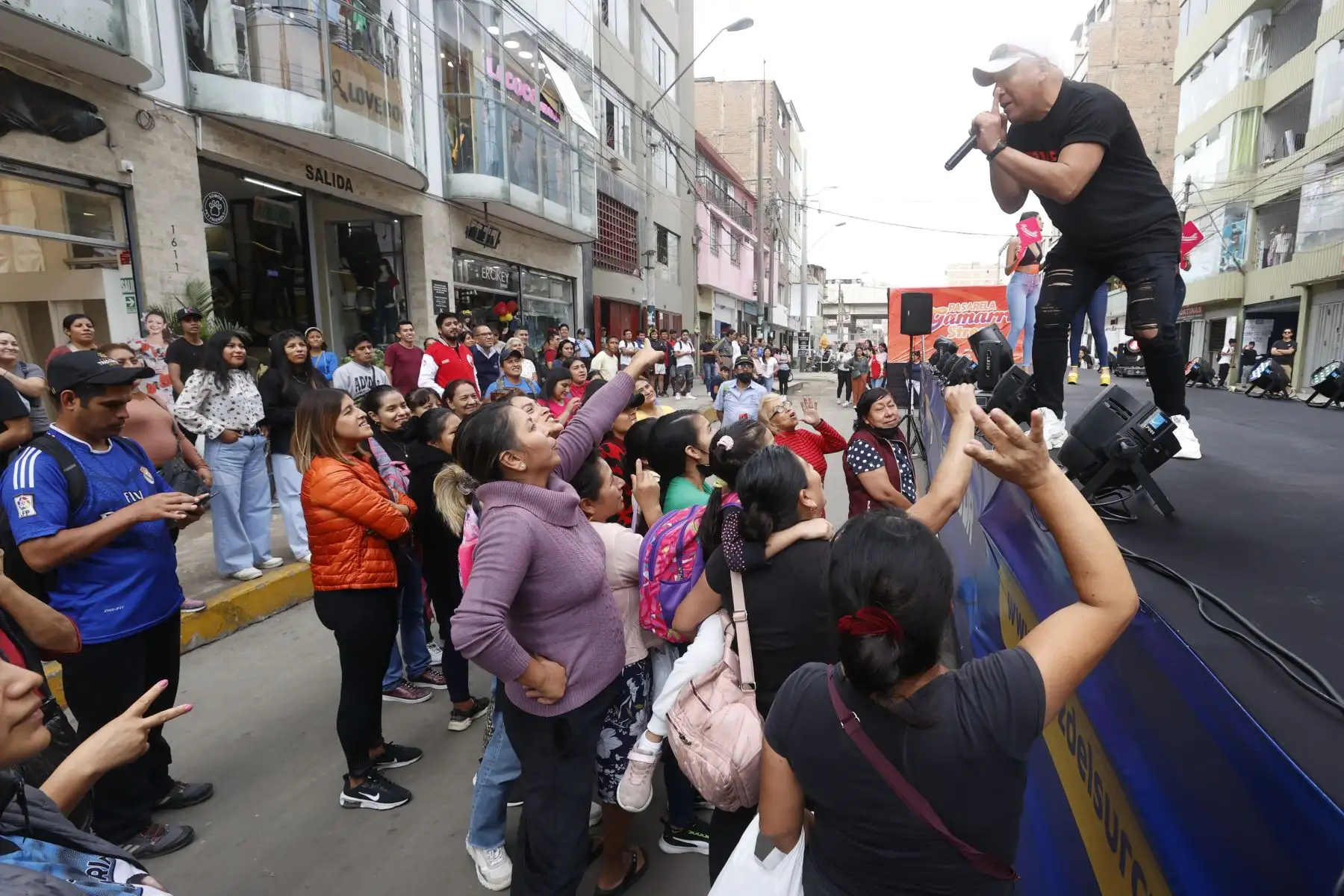 Los micro y pequeños empresarios de Gamarra realizaron el “Pasarela Gamarra Street” un nuevo formato de desfile en el que, durante mas de 6 horas ininterrumpidas, se presentaron las prendas en tendencia por el día de la Madre y la apertura de la campaña mayorista para la temporada otoño – invierno 2023.
Foto: ANDINA/Vidal Tarqui