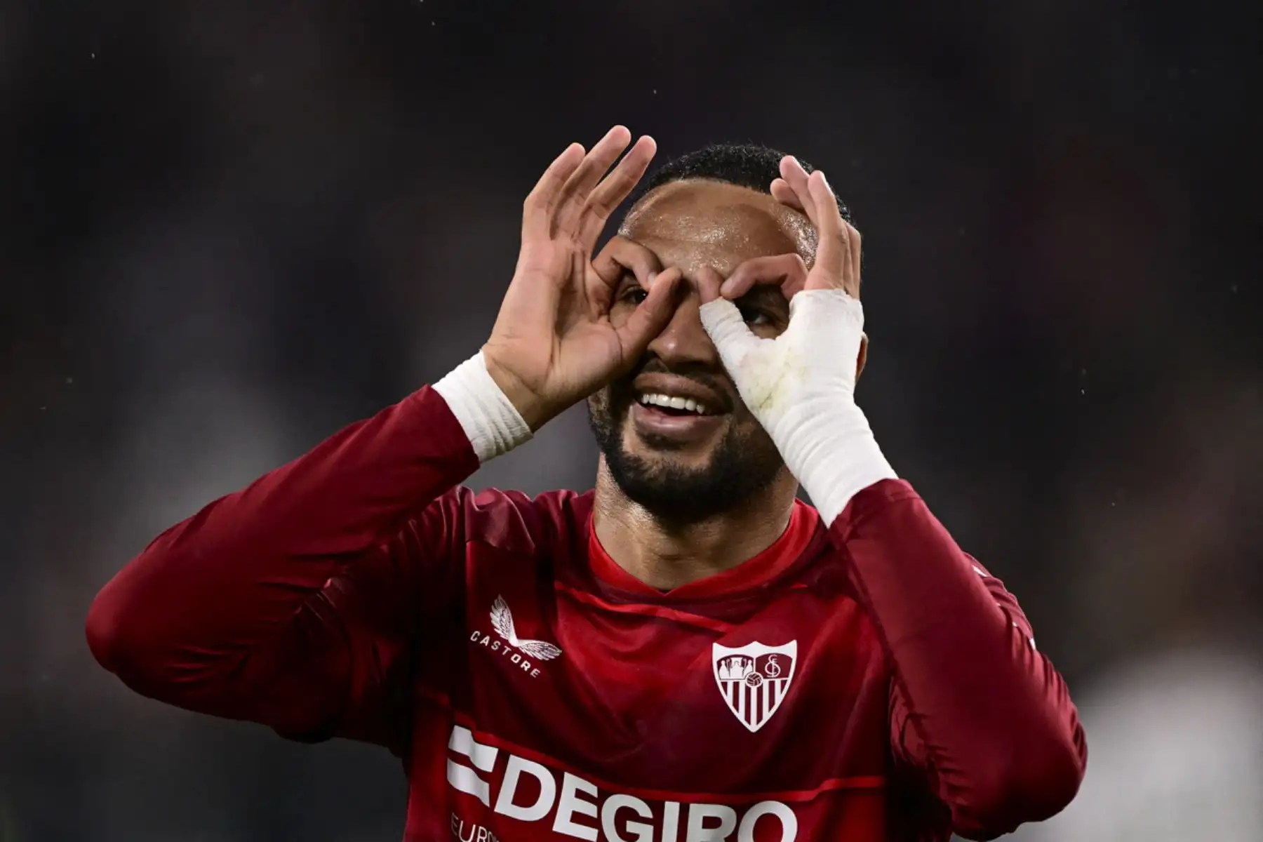 El delantero marroquí del Sevilla, Youssef En-Nesyri, celebra después de abrir el marcador durante el partido de ida de la semifinal de la UEFA Europa League entre Juventus y Sevilla

Foto: AFP
