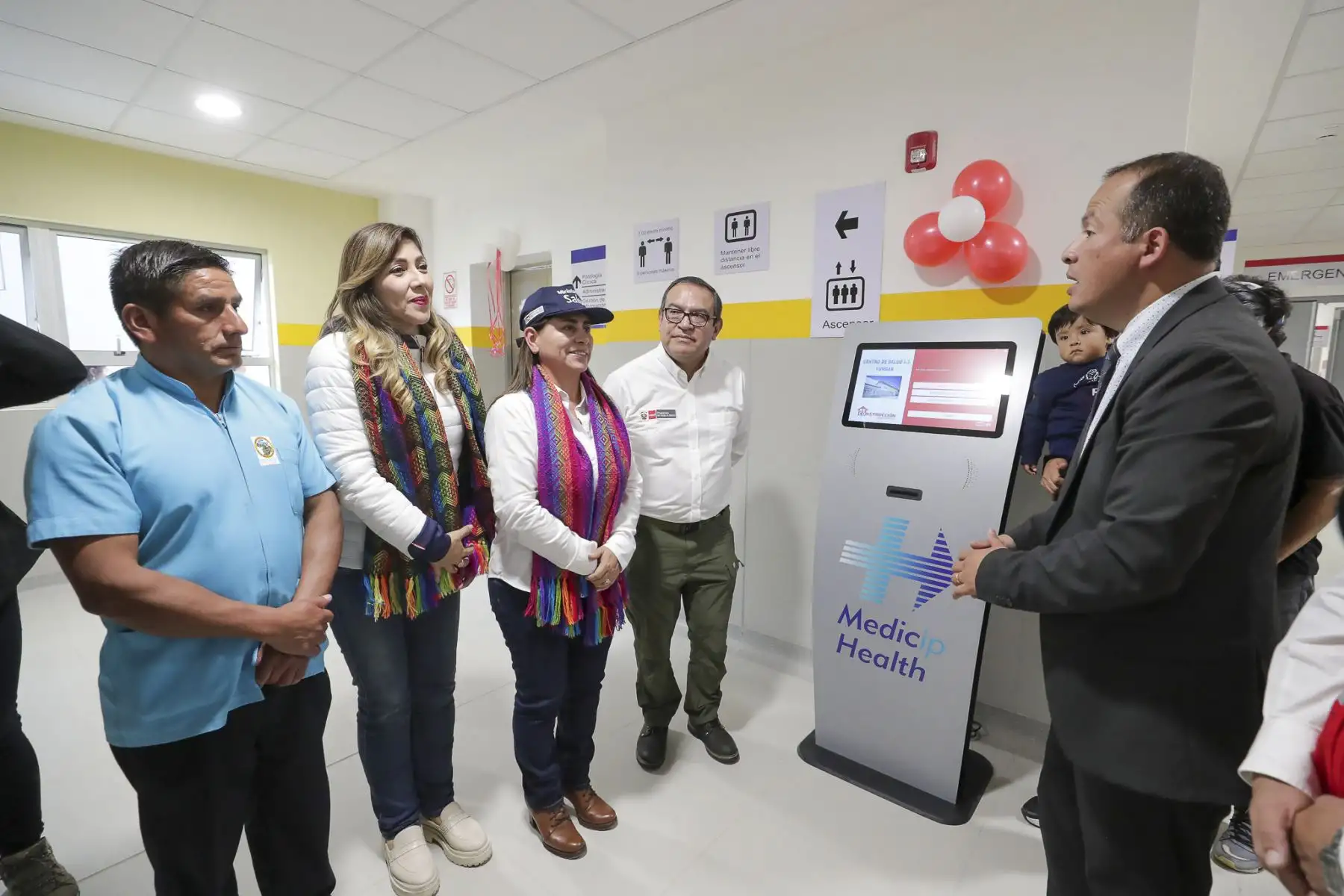 Presidente del Consejo de Ministros, Alberto Otárola, junto con la titular del Minsa, Rosa Gutiérrez, el gobernador regional y el alcalde, presentaron el moderno centro de salud Yúngar que beneficiará a 3500 ciudadanos de la provincia de Carhuaz, región de Áncash. Foto: PCM/Juan Pablo Azabache