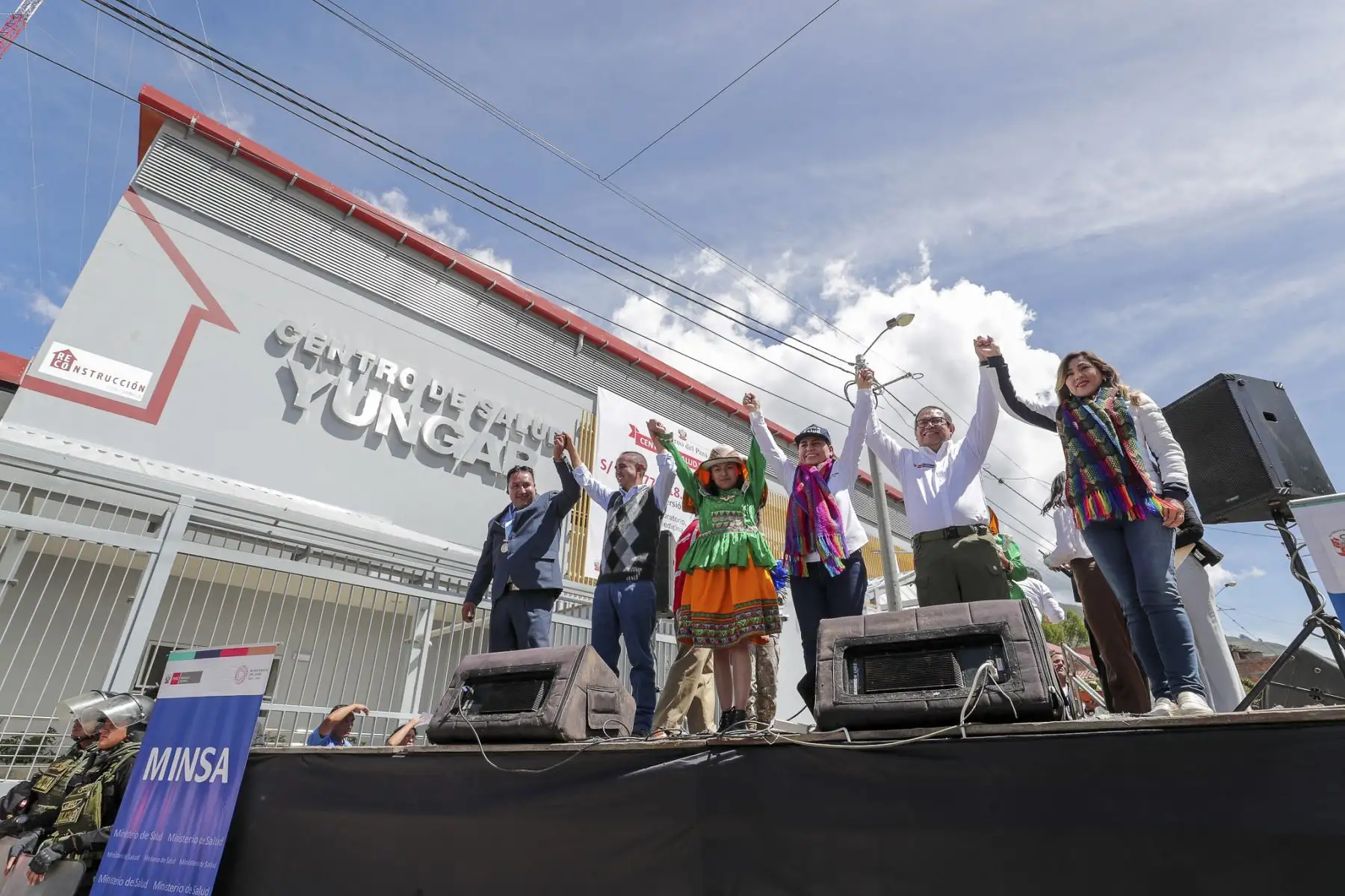 Presidente del Consejo de Ministros, Alberto Otárola, junto con la titular del Minsa, Rosa Gutiérrez, el gobernador regional y el alcalde, presentaron el moderno centro de salud Yúngar que beneficiará a 3500 ciudadanos de la provincia de Carhuaz, región de Áncash. Foto: PCM/Juan Pablo Azabache