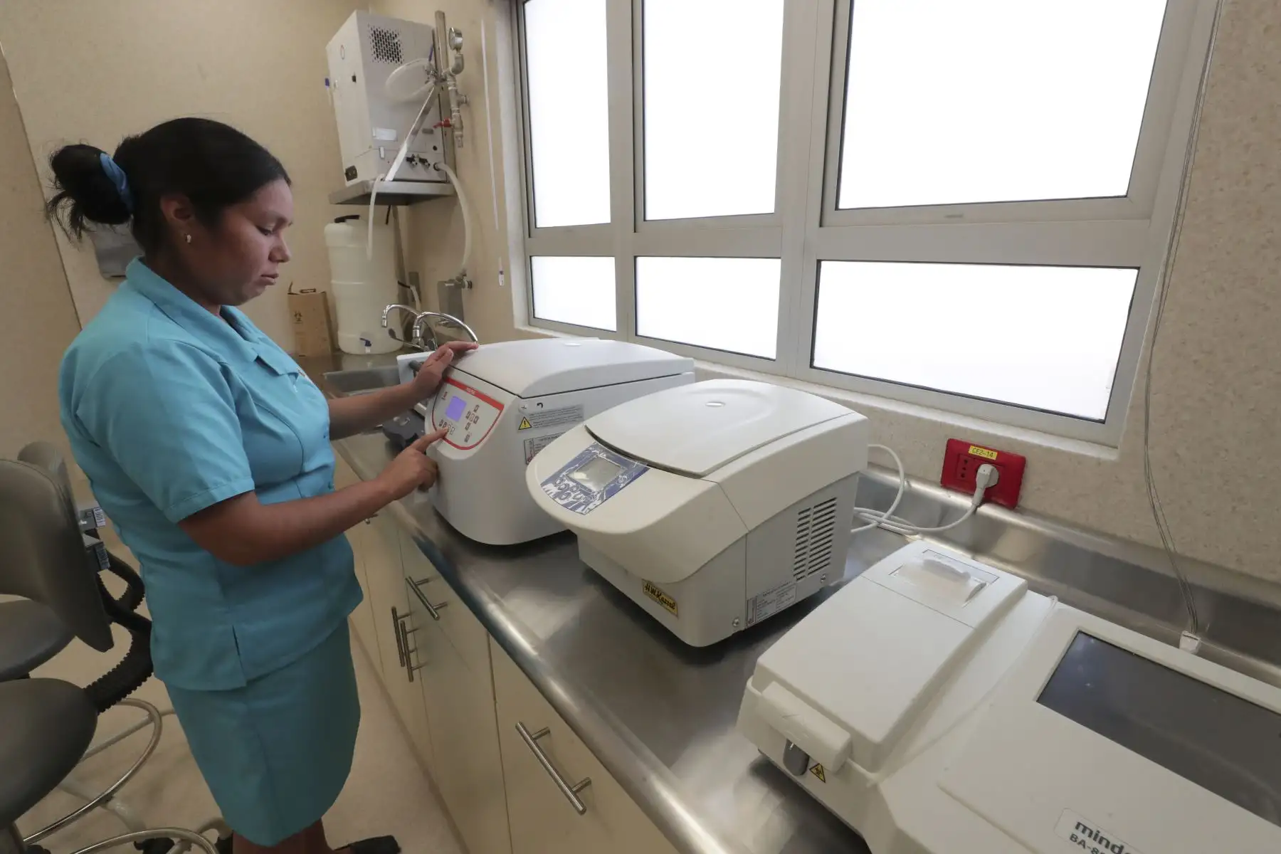 Presidente del Consejo de Ministros, Alberto Otárola, junto con la titular del Minsa, Rosa Gutiérrez, el gobernador regional y el alcalde, presentaron el moderno centro de salud Yúngar que beneficiará a 3500 ciudadanos de la provincia de Carhuaz, región de Áncash. Foto: PCM/Juan Pablo Azabache