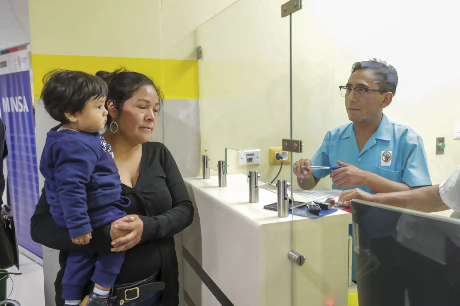 Presidente del Consejo de Ministros, Alberto Otárola, junto con la titular del Minsa, Rosa Gutiérrez, el gobernador regional y el alcalde, presentaron el moderno centro de salud Yúngar que beneficiará a 3500 ciudadanos de la provincia de Carhuaz, región de Áncash. Foto: PCM/Juan Pablo Azabache