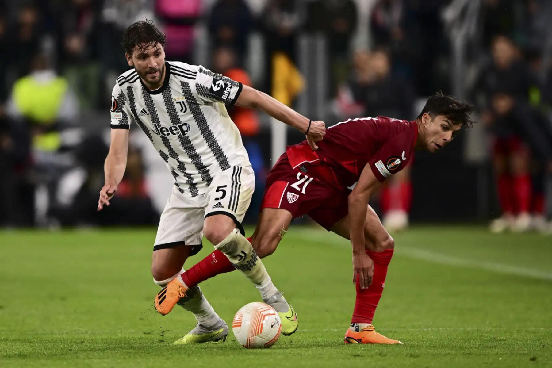 El mediocampista italiano de la Juventus, Manuel Locatelli (L), y el mediocampista español del Sevilla, Olivier Torres Muñoz, van por el balón durante el partido de ida de la semifinal de la Liga Europea de la UEFA entre la Juventus y el Sevilla.

Foto:AFP