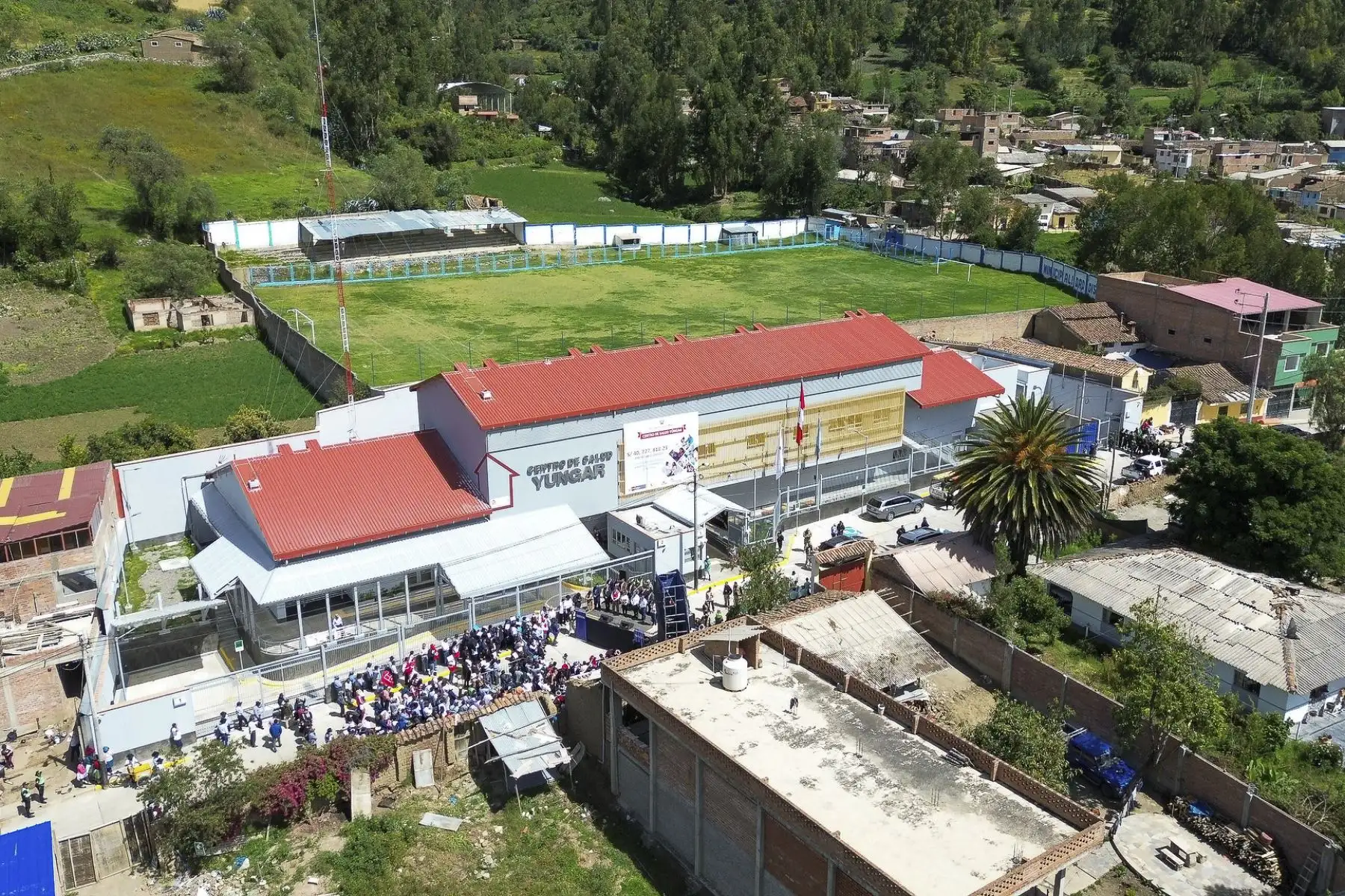 Presidente del Consejo de Ministros, Alberto Otárola, junto con la titular del Minsa, Rosa Gutiérrez, el gobernador regional y el alcalde, presentaron el moderno centro de salud Yúngar que beneficiará a 3500 ciudadanos de la provincia de Carhuaz, región de Áncash. Foto: PCM/Juan Pablo Azabache