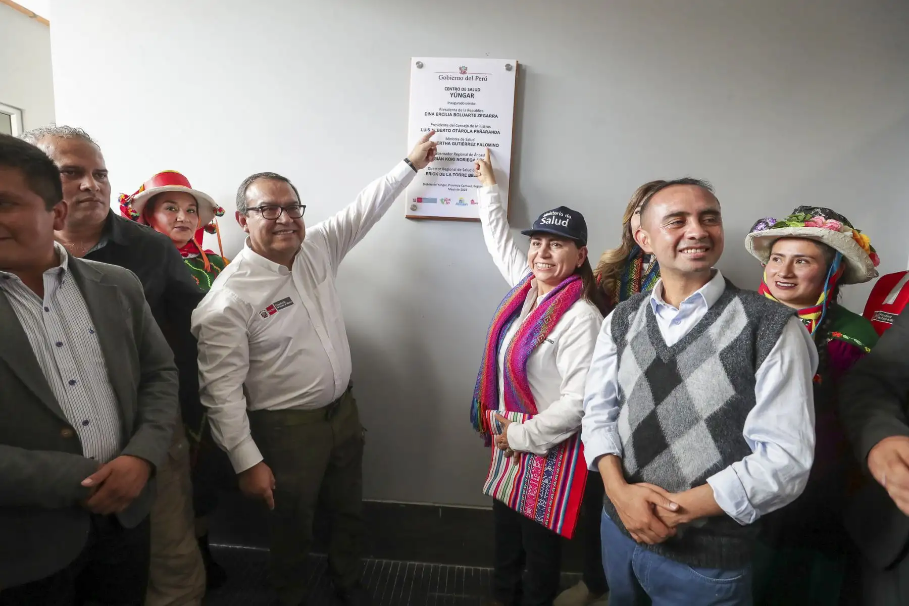 Presidente del Consejo de Ministros, Alberto Otárola, junto con la titular del Minsa, Rosa Gutiérrez, el gobernador regional y el alcalde, presentaron el moderno centro de salud Yúngar que beneficiará a 3500 ciudadanos de la provincia de Carhuaz, región de Áncash. Foto: PCM/Juan Pablo Azabache