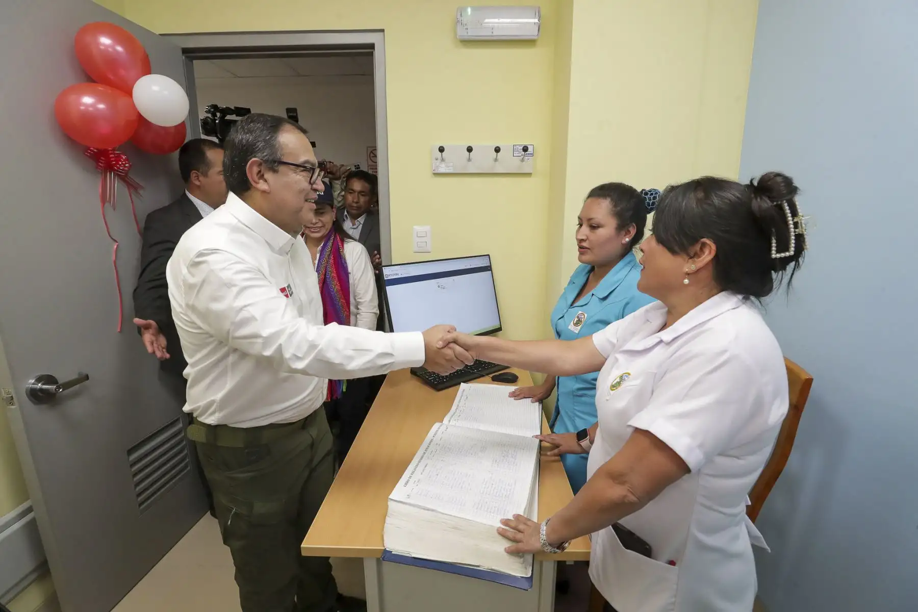 Presidente del Consejo de Ministros, Alberto Otárola, junto con la titular del Minsa, Rosa Gutiérrez, el gobernador regional y el alcalde, presentaron el moderno centro de salud Yúngar que beneficiará a 3500 ciudadanos de la provincia de Carhuaz, región de Áncash. Foto: PCM/Juan Pablo Azabache