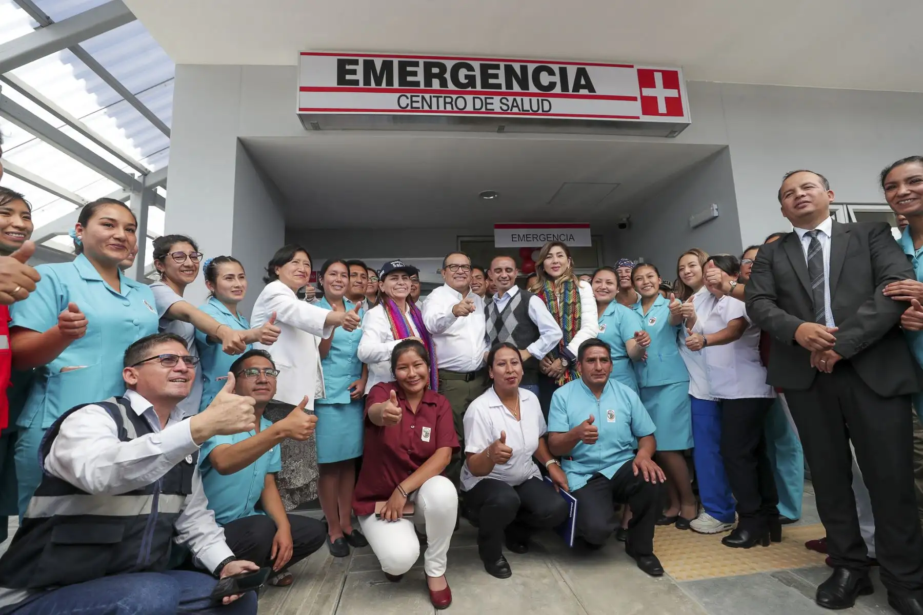 Presidente del Consejo de Ministros, Alberto Otárola, junto con la titular del Minsa, Rosa Gutiérrez, el gobernador regional y el alcalde, presentaron el moderno centro de salud Yúngar que beneficiará a 3500 ciudadanos de la provincia de Carhuaz, región de Áncash. Foto: PCM/Juan Pablo Azabache