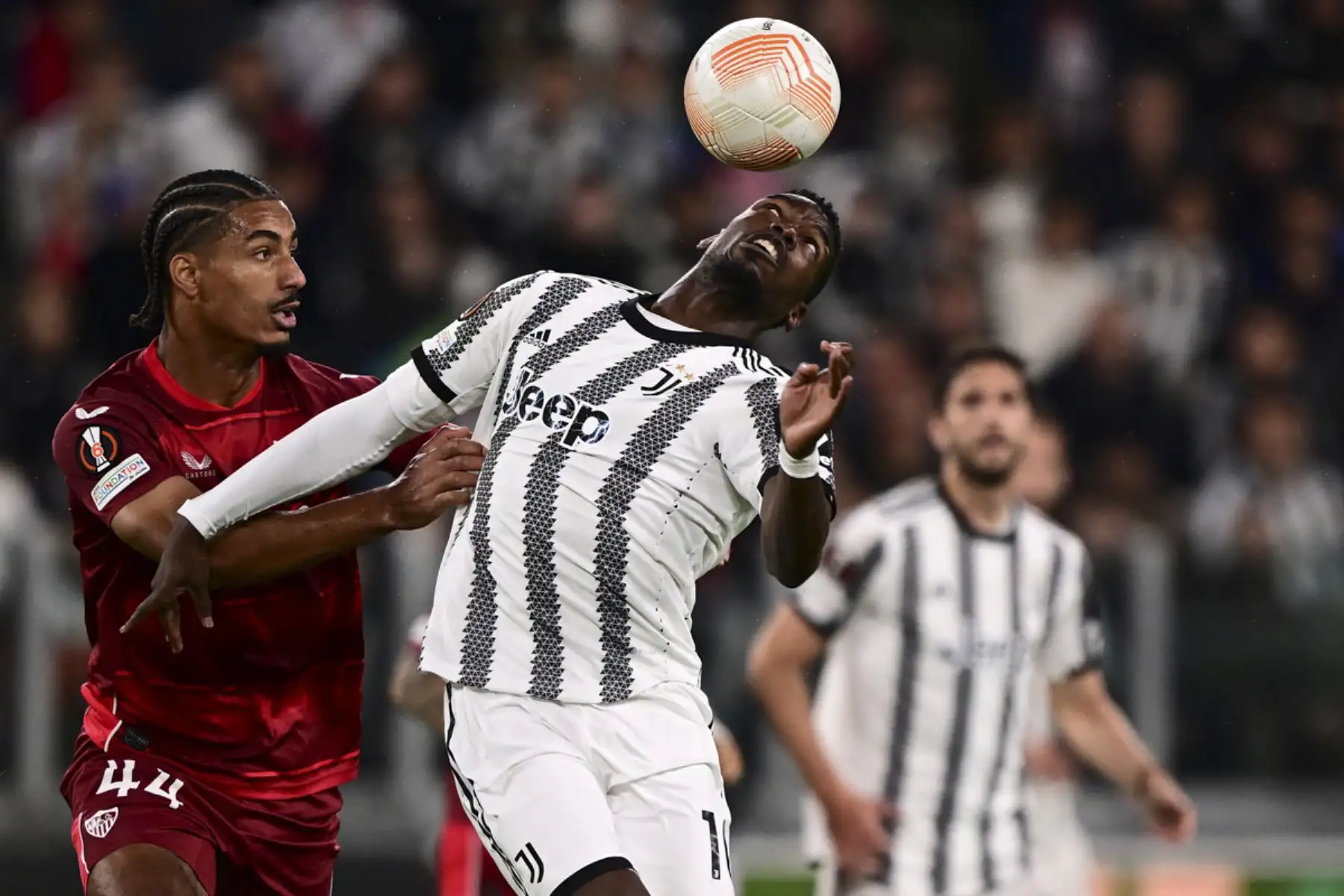 El centrocampista francés de la Juventus, Paul Pogba (centro), desafía al defensor francés del Sevilla, Loic Bade, durante el partido de ida de la semifinal de la Liga Europea de la UEFA entre la Juventus y el Sevilla

Foto:AFP