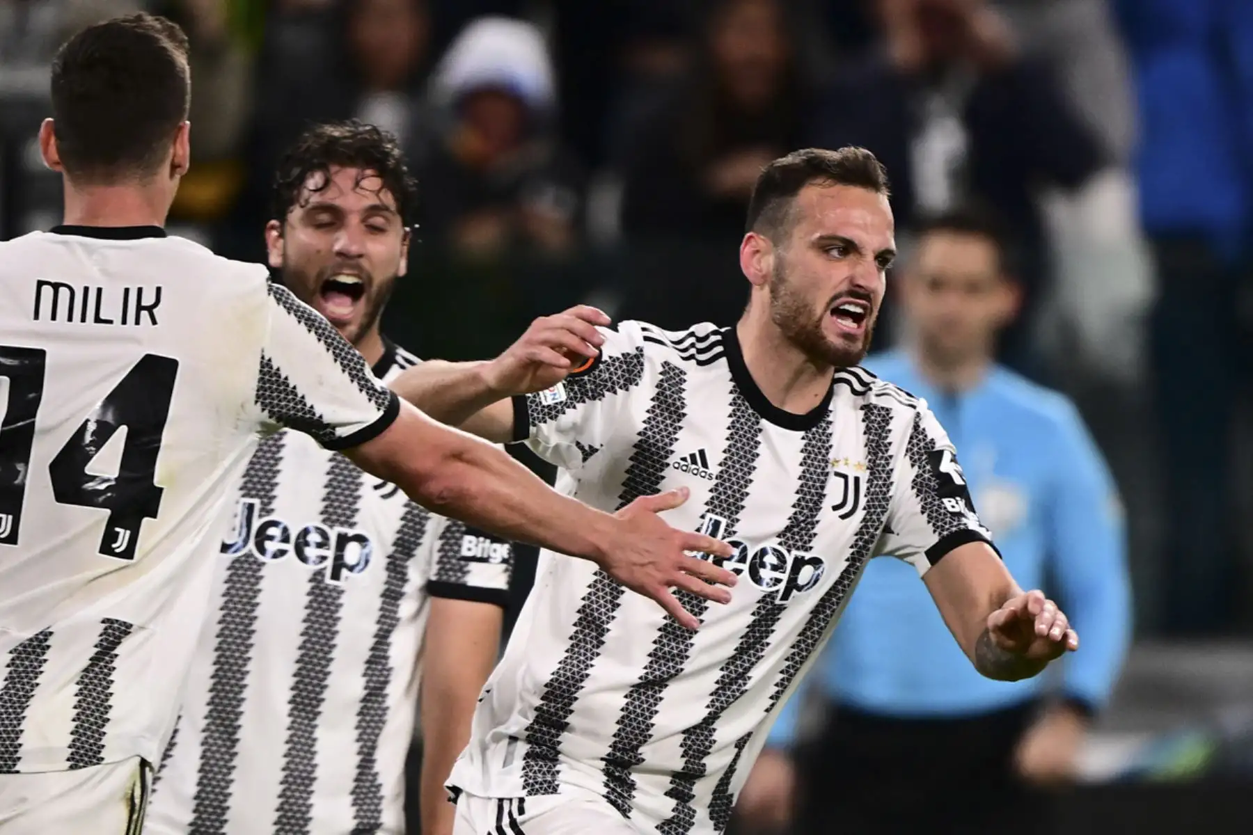 El defensa italiano de la Juventus, Federico Gatti (D), celebra después de anotar un empate durante el partido de ida de la semifinal de la Liga Europea de la UEFA entre la Juventus y el Sevilla

Foto:AFP