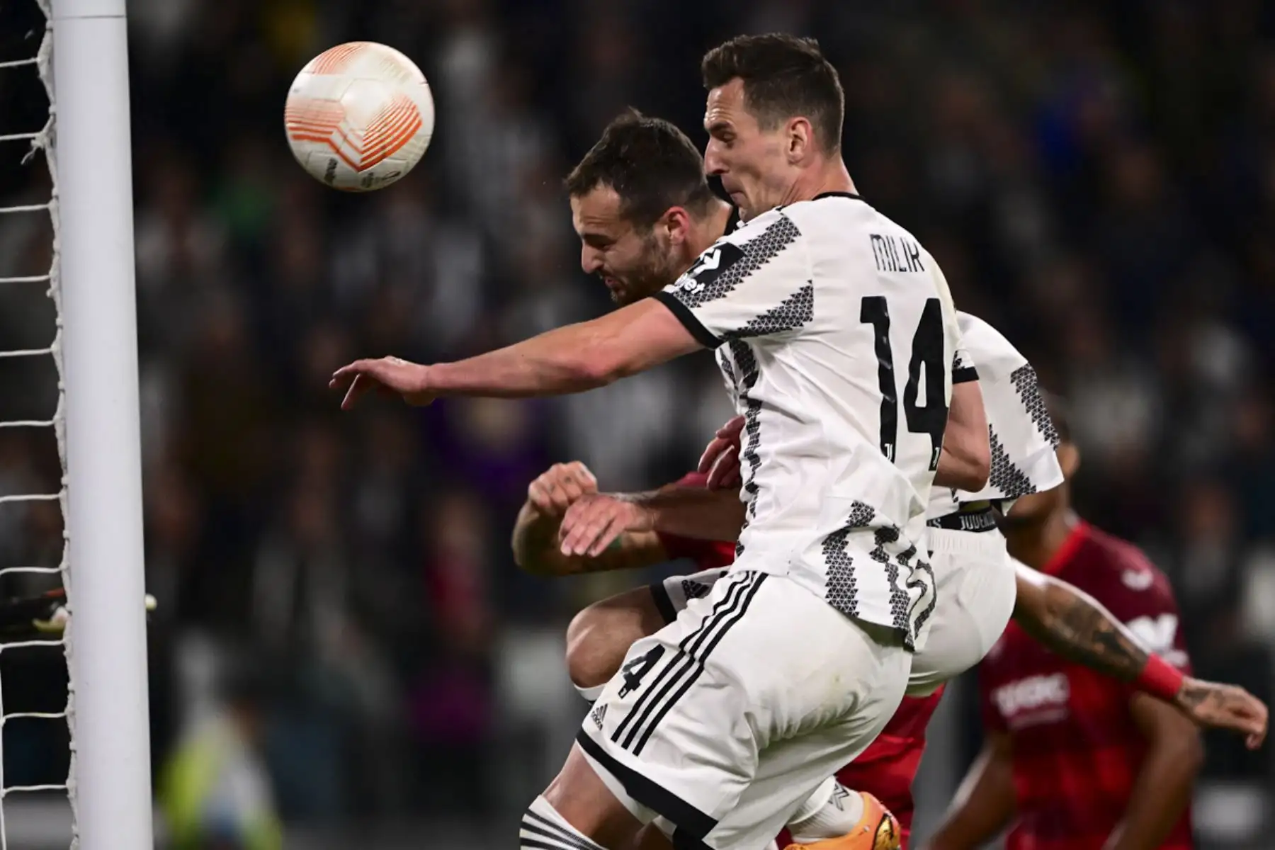El defensa italiano de la Juventus, Federico Gatti (trasero), anota el empate durante el partido de ida de la semifinal de la UEFA Europa League entre la Juventus y el Sevilla.

Foto:AFP