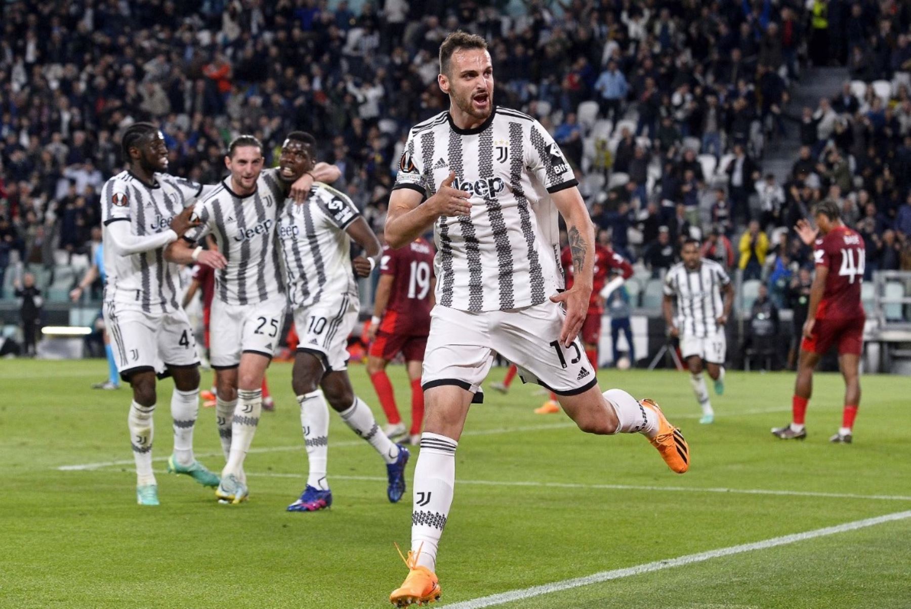 Jugadores del Juventus celebran el gol de Gatti en los descuentos del partido contra el Sevilla por la Liga Europea. Foto: Juventus FC/Twitter.