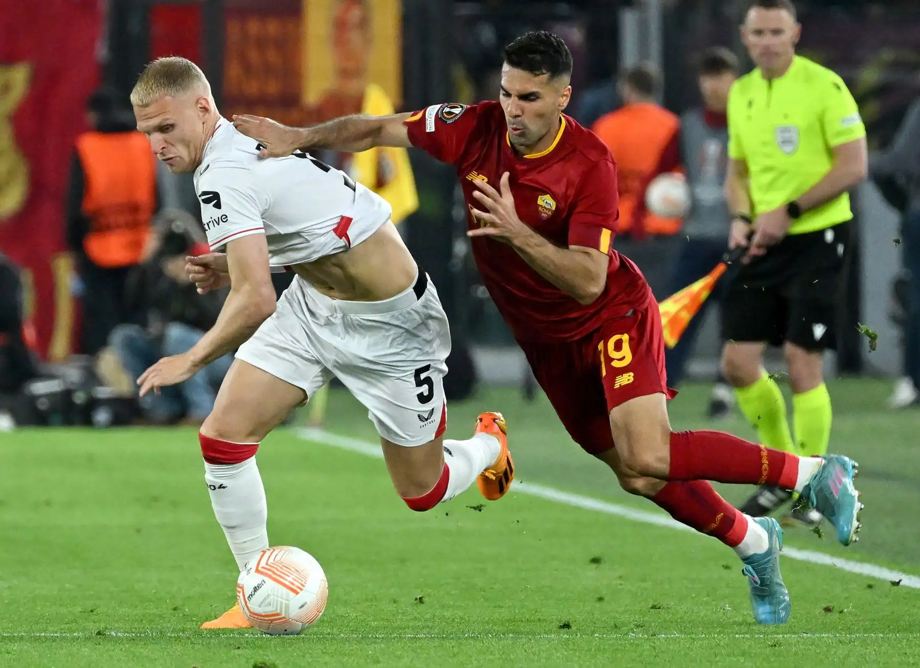 Zeki Celik del AS Roma compite por el balón con Mitchel Bakker del Bayer Leverkusen durante el partido de ida de la semifinal de la UEFA Europa League entre el AS Roma y el Bayer Leverkusen en el Estadio Olímpico de Roma, Italia, el 11 de mayo de 2023.
Foto: EFE