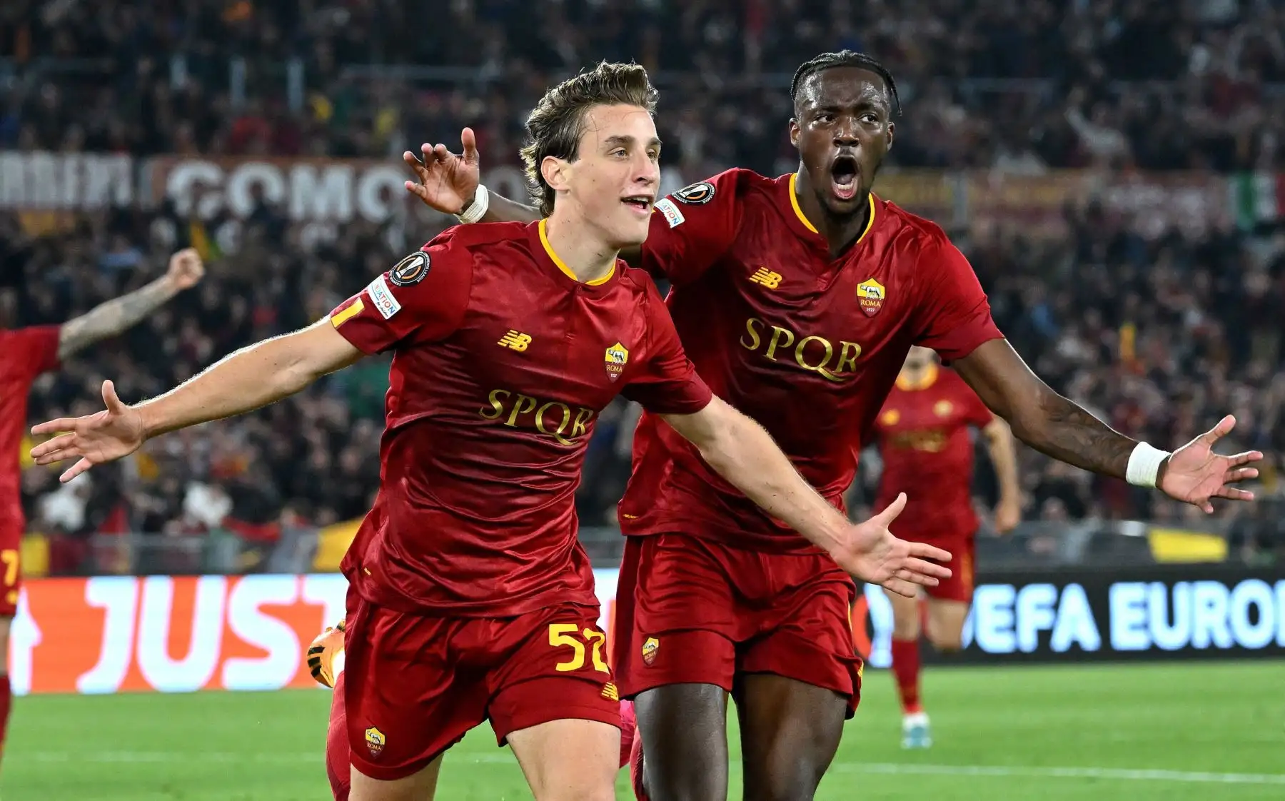 Edoardo Bove del AS Roma celebra con sus compañeros de equipo después de anotar la ventaja de 1-0 durante el partido de ida de la semifinal de la UEFA Europa League entre el AS Roma y el Bayer Leverkusen en el estadio Olimpico de Roma, Italia, el 11 de mayo de 2023.
Foto: EFE