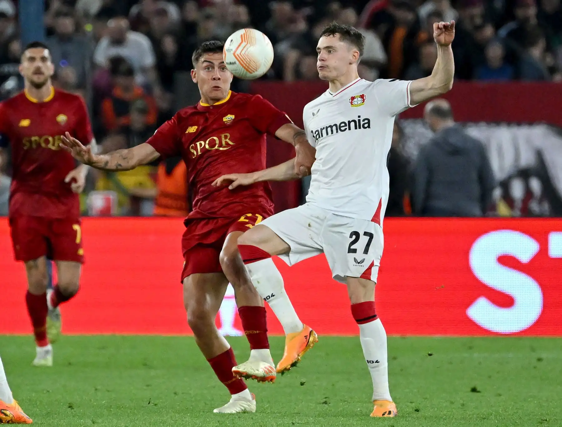 Paulo Dybala del AS Roma compite por el balón con Florian Wirtz del Bayer Leverkusen durante el partido de ida de la semifinal de la UEFA Europa League entre el AS Roma y el Bayer Leverkusen en el Estadio Olímpico de Roma, Italia, el 11 de mayo de 2023.
Foto: EFE