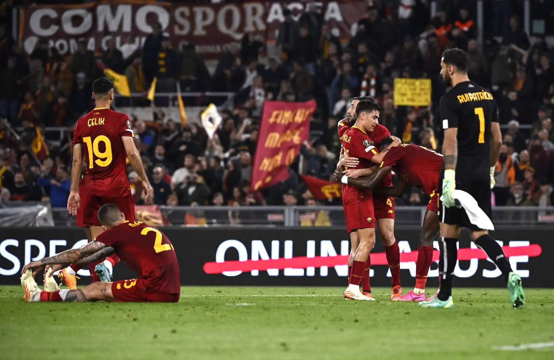 Los jugadores de Roma celebran ganar el partido de ida de semifinales de la UEFA Europa League entre AS Roma y Bayer Leverkusen en el estadio Olimpico de Roma, Italia, el 11 de mayo de 2023.
Foto: EFE