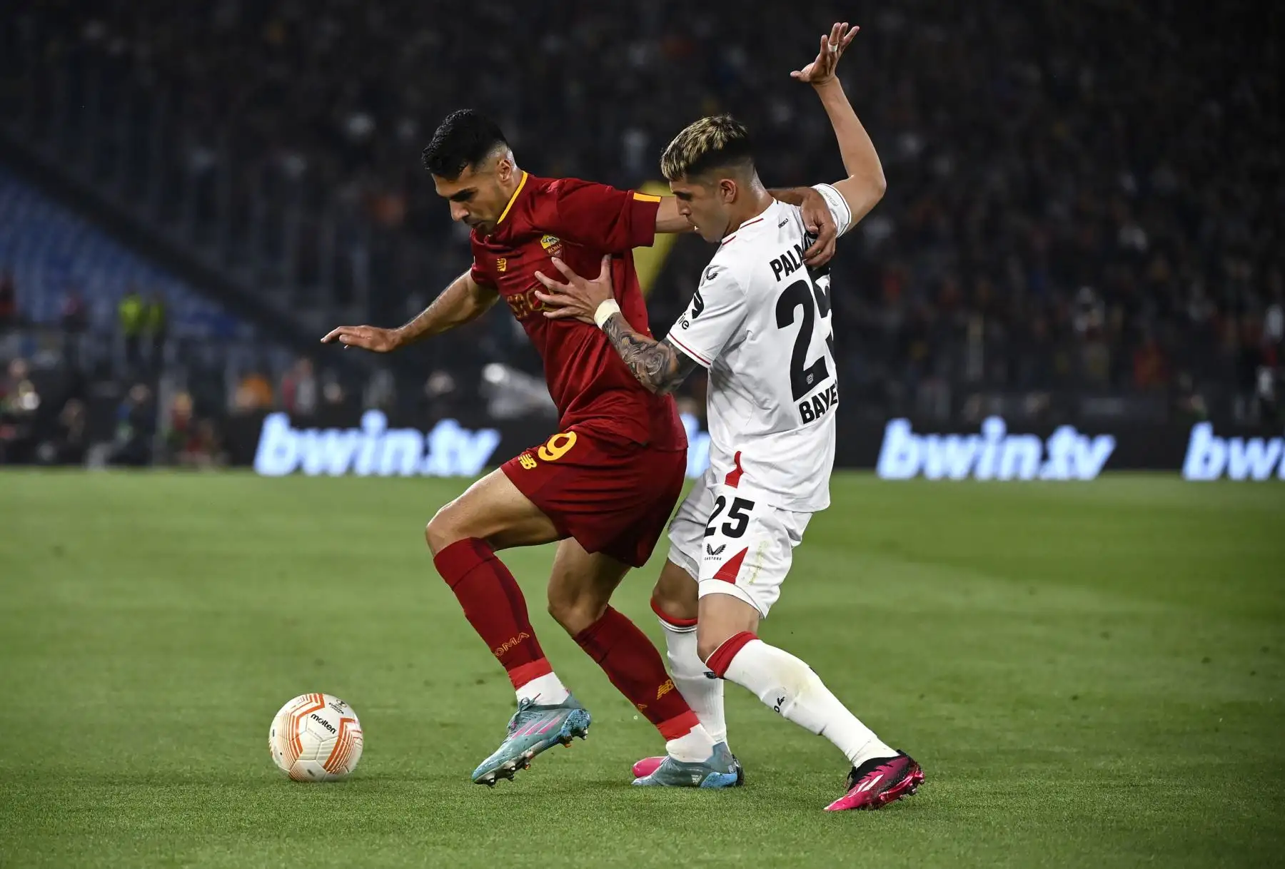Zeki Celik de Roma en acción contra Exequiel Palacios de Leverkusen durante el partido de ida de la semifinal de la UEFA Europa League entre AS Roma y Bayer Leverkusen en el estadio Olimpico de Roma, Italia, el 11 de mayo de 2023.
Foto: EFE