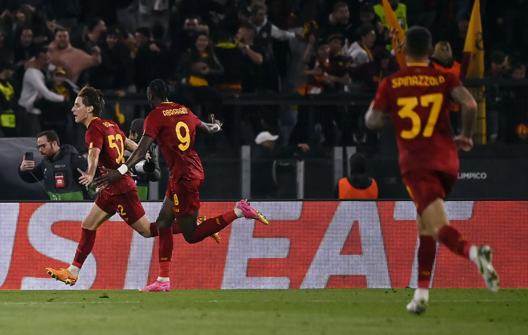 Edoardo Bove de la Roma celebra su primer gol con sus compañeros durante el partido de ida de la semifinal de la UEFA Europa League entre AS Roma y Bayer Leverkusen en el Estadio Olímpico de Roma, Italia, el 11 de mayo de 2023.
Foto: EFE