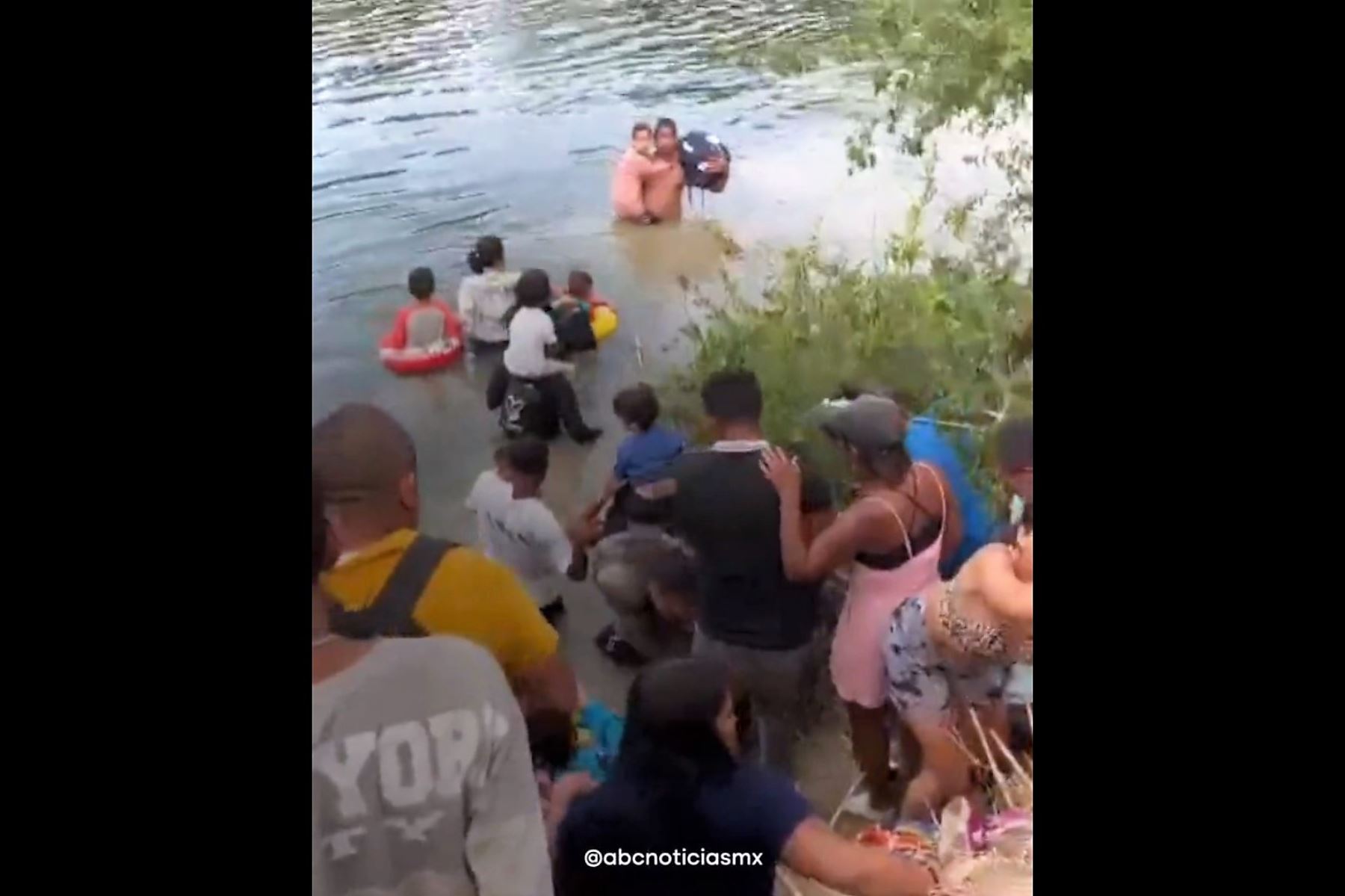 Migrantes intentan cruzar el río Bravo para ingresar en territorio de Estados Unidos. Imagen: Captura de video / ABCNoticias.mx / Twitter.