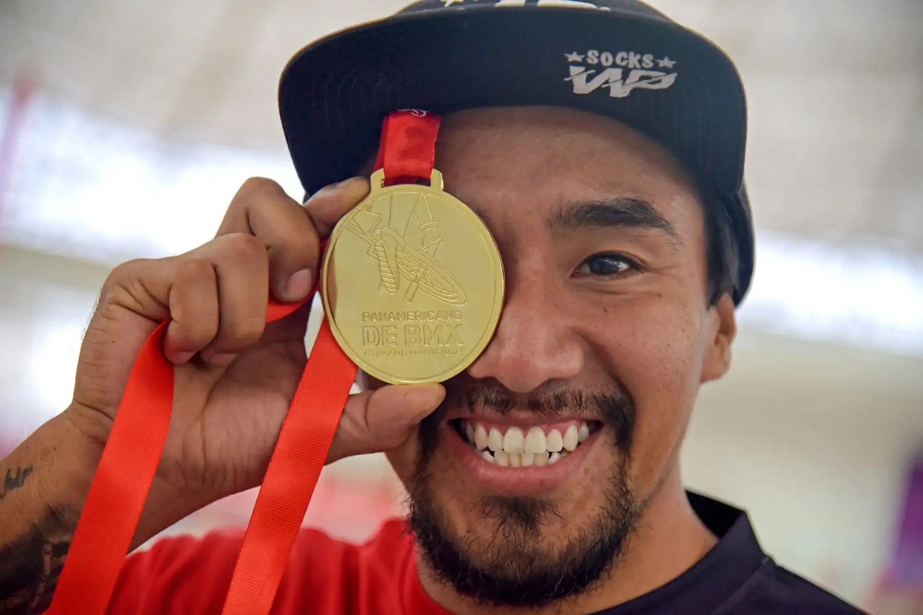 Williams Pérez se convirtió en el primer peruano en ganar la medalla de oro en un Panamericano de BMX Flatland después de entrenar en el moderno Velódromo de la sede Legado VIDENA en Lima. Ahora, el deportista busca consagrarse como campeón mundial en Escocia. Además, Pérez sueña con ganar otra medalla para su país en el primer Sudamericano de BMX Flatland que la Federación Peruana de Ciclismo proyecta organizar en Legado.
Foto: ANDINA/Legado
