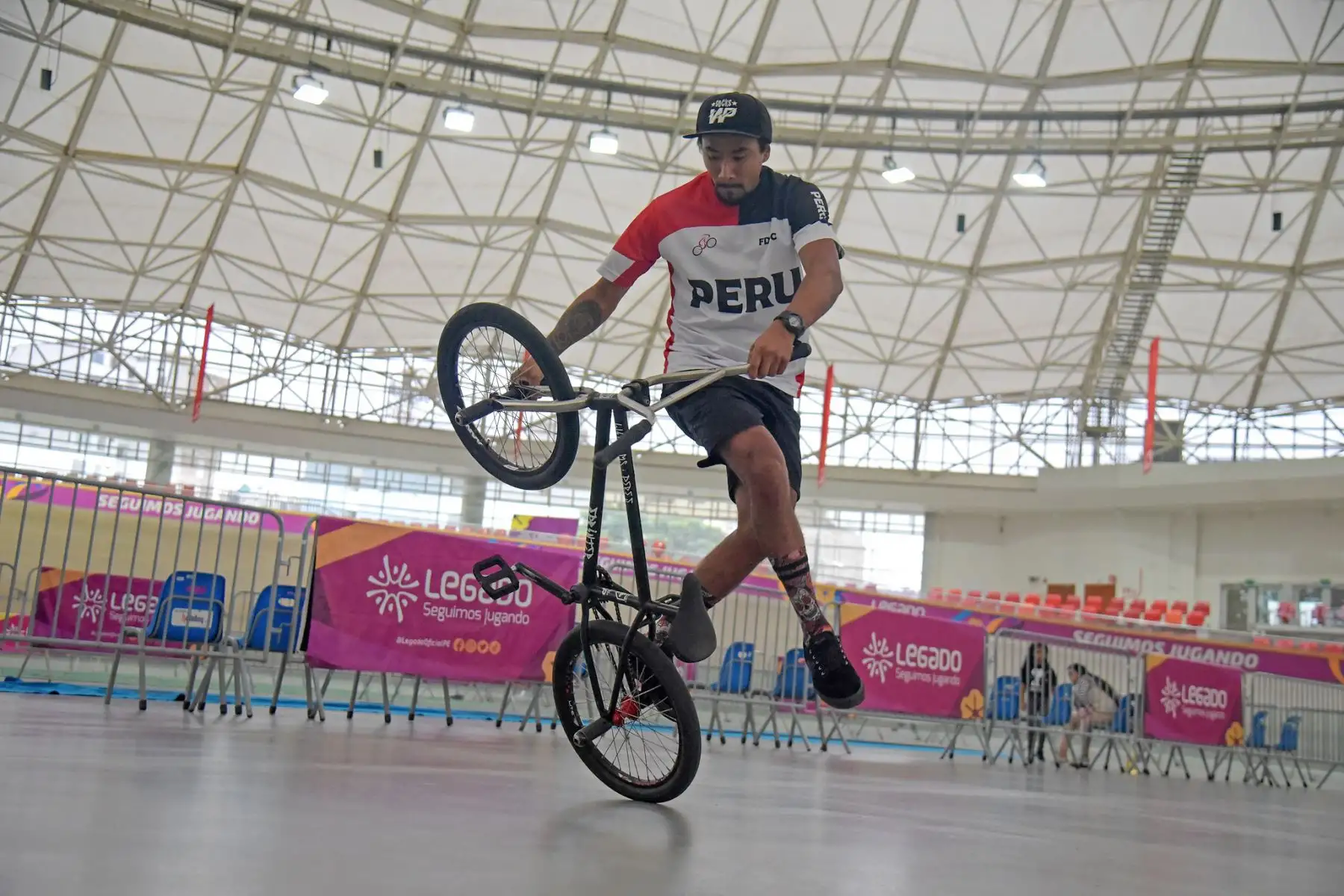 Williams Pérez se convirtió en el primer peruano en ganar la medalla de oro en un Panamericano de BMX Flatland después de entrenar en el moderno Velódromo de la sede Legado VIDENA en Lima. Ahora, el deportista busca consagrarse como campeón mundial en Escocia. Además, Pérez sueña con ganar otra medalla para su país en el primer Sudamericano de BMX Flatland que la Federación Peruana de Ciclismo proyecta organizar en Legado.
Foto: ANDINA/Legado