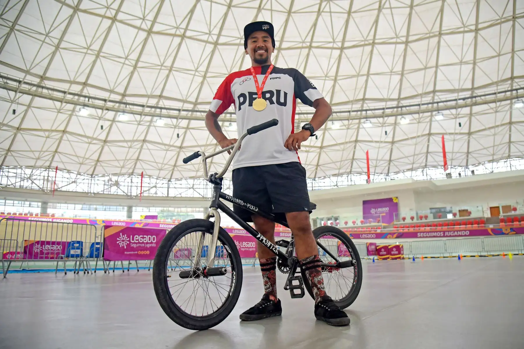 Williams Pérez se convirtió en el primer peruano en ganar la medalla de oro en un Panamericano de BMX Flatland después de entrenar en el moderno Velódromo de la sede Legado VIDENA en Lima. Ahora, el deportista busca consagrarse como campeón mundial en Escocia. Además, Pérez sueña con ganar otra medalla para su país en el primer Sudamericano de BMX Flatland que la Federación Peruana de Ciclismo proyecta organizar en Legado.
Foto: ANDINA/Legado