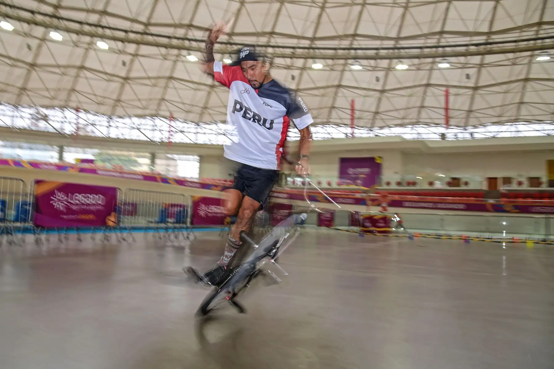 Williams Pérez se convirtió en el primer peruano en ganar la medalla de oro en un Panamericano de BMX Flatland después de entrenar en el moderno Velódromo de la sede Legado VIDENA en Lima. Ahora, el deportista busca consagrarse como campeón mundial en Escocia. Además, Pérez sueña con ganar otra medalla para su país en el primer Sudamericano de BMX Flatland que la Federación Peruana de Ciclismo proyecta organizar en Legado.
Foto: ANDINA/Legado