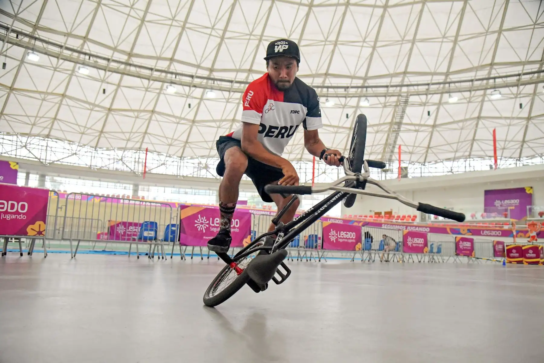 Williams Pérez se convirtió en el primer peruano en ganar la medalla de oro en un Panamericano de BMX Flatland después de entrenar en el moderno Velódromo de la sede Legado VIDENA en Lima. Ahora, el deportista busca consagrarse como campeón mundial en Escocia. Además, Pérez sueña con ganar otra medalla para su país en el primer Sudamericano de BMX Flatland que la Federación Peruana de Ciclismo proyecta organizar en Legado.
Foto: ANDINA/Legado