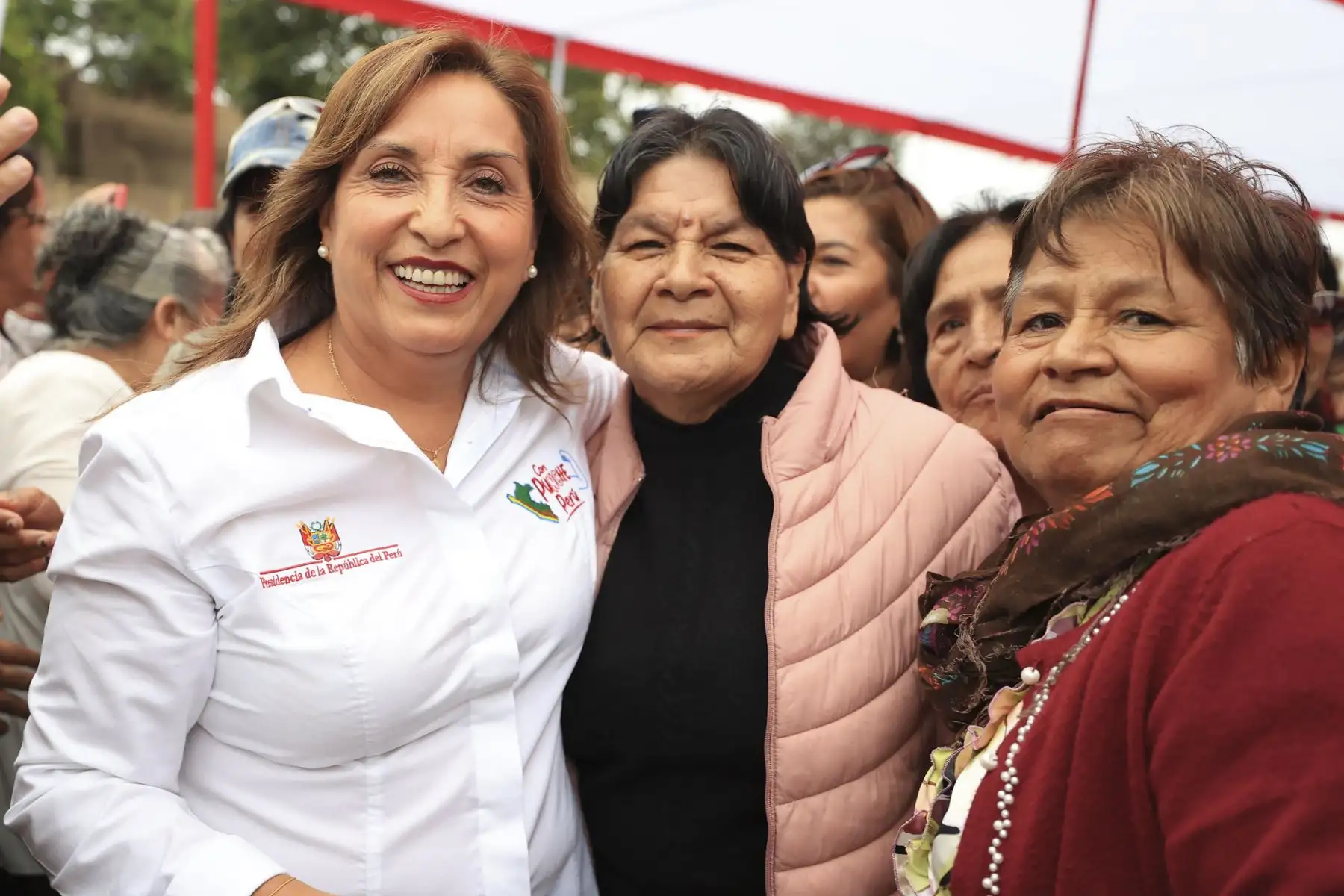 La presidenta Dina Boluarte, junto con el titular del Ministerio de Desarrollo e Inclusión Social del Perú, Julio Demartini, sostuvo un encuentro con lideresas de comedores populares y ollas comunes de Lima Metropolitana y del Callao en el parque de las Leyendas.

Foto: ANDINA/Presidencia Perú