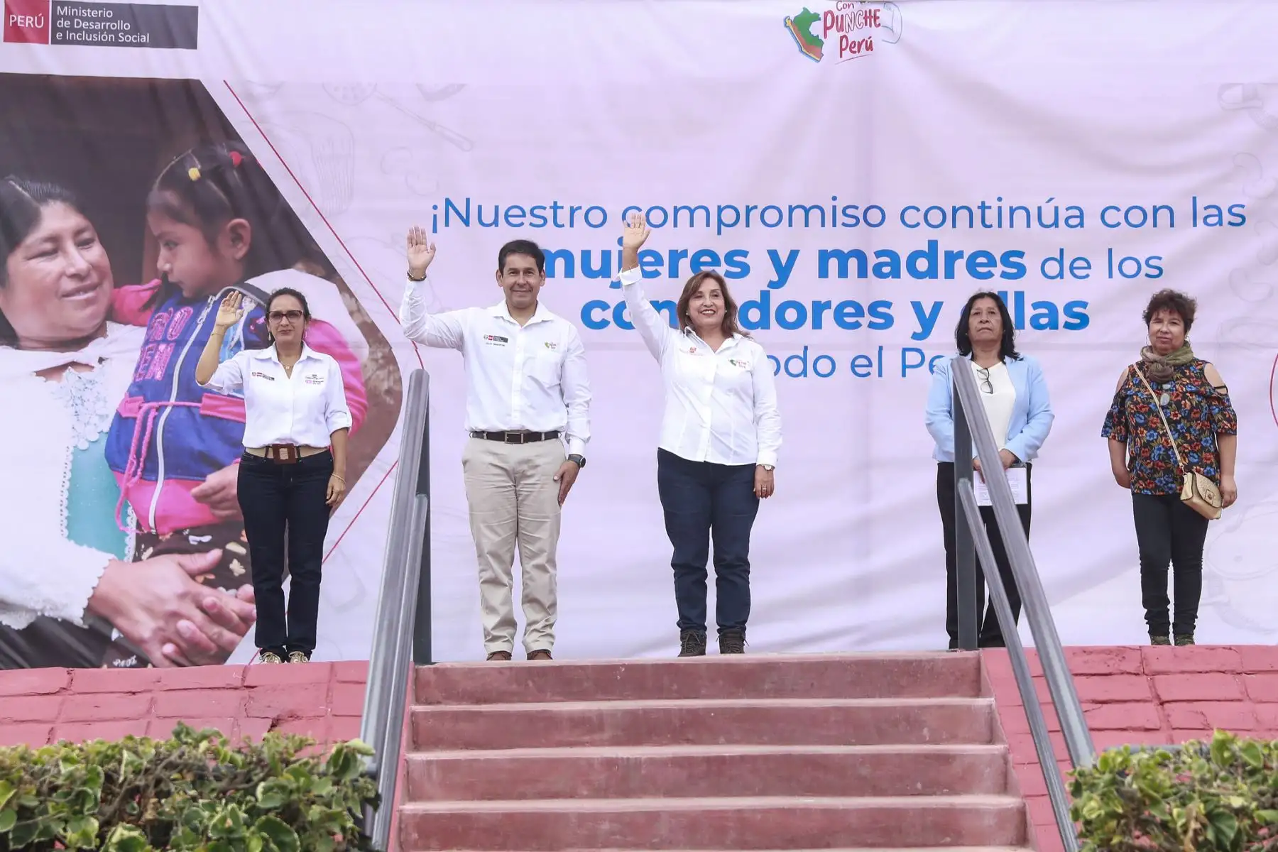 La presidenta Dina Boluarte, junto con el titular del Ministerio de Desarrollo e Inclusión Social del Perú, Julio Demartini, sostuvo un encuentro con lideresas de comedores populares y ollas comunes de Lima Metropolitana y del Callao en el parque de las Leyendas.

Foto: ANDINA/Presidencia Perú
