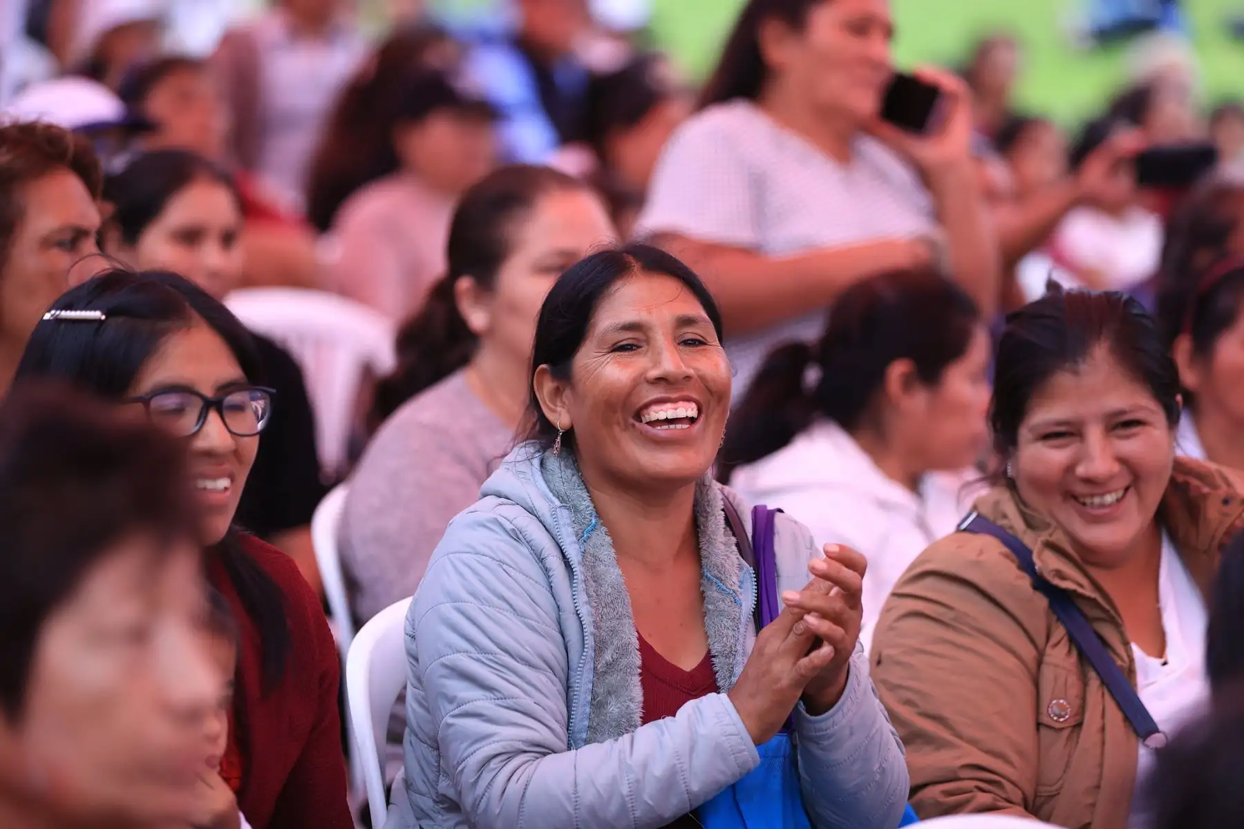La presidenta Dina Boluarte, junto con el titular del Ministerio de Desarrollo e Inclusión Social del Perú, Julio Demartini, sostuvo un encuentro con lideresas de comedores populares y ollas comunes de Lima Metropolitana y del Callao en el parque de las Leyendas.

Foto: ANDINA/Presidencia Perú