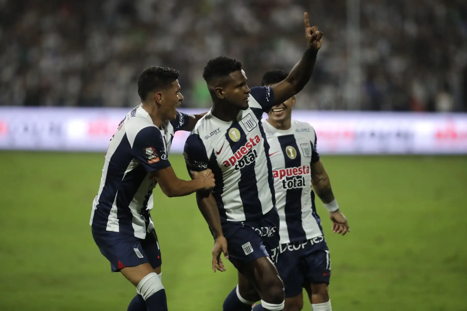 El centrocampista del Alianza Lima, Aldair Rodríguez, celebra con sus compañeros luego de anotar el segundo gol de su escuadra durante el partido contra la César Vallejo en el estadio Alejandro Villanueva en Lima.

Foto:ANDINA/Juan Carlos Guzmán Negrini