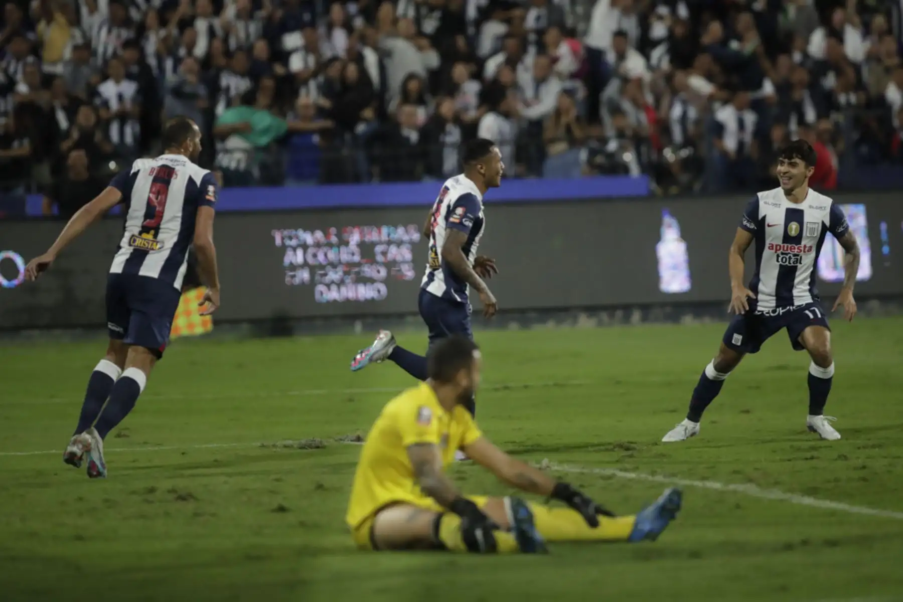 El centrocampista del Alianza Lima, Bryan Reyna, celebra luego de anotar el primer gol de su escuadra durante el partido contra la César Vallejo en el estadio Alejandro Villanueva en Lima.

Foto:ANDINA/Juan Carlos Guzmán Negrini