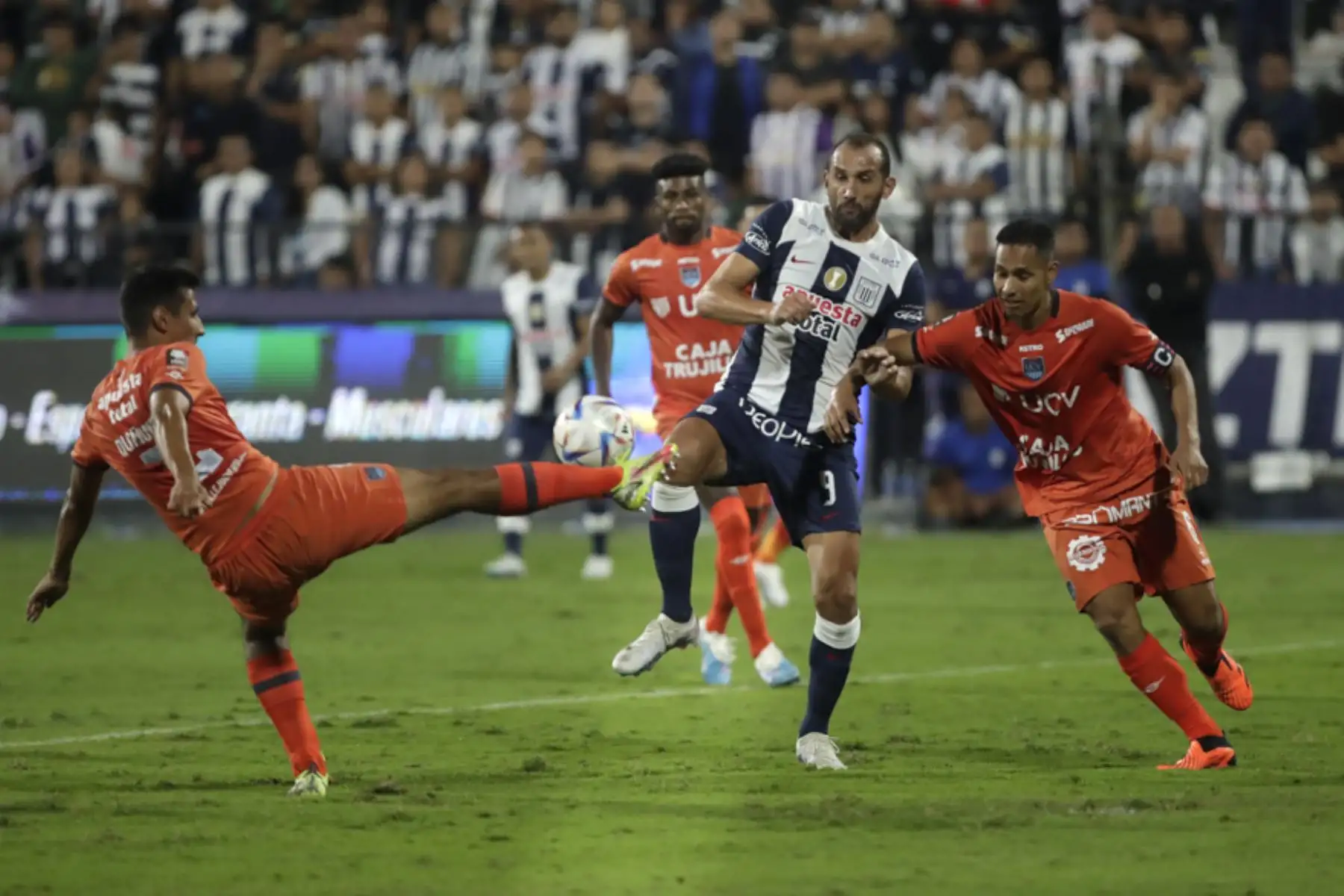 El delantero de Alianza Lima, Hernán Barcos, disputa el balón durante el partido contra la César Vallejo en el estadio Alejandro Villanueva en Lima.

Foto:ANDINA/Juan Carlos Guzmán Negrini