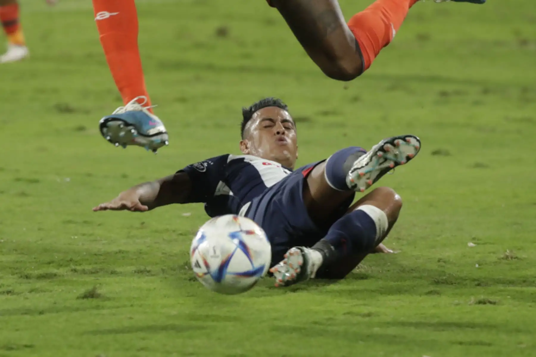 El centrocampista de Alianza Lima, Christian Cueva lucha por recuperar el balón, durante el partido contra la César Vallejo en el estadio Alejandro Villanueva, en Lima.

Foto: ANDINA/Juan Carlos Guzmán