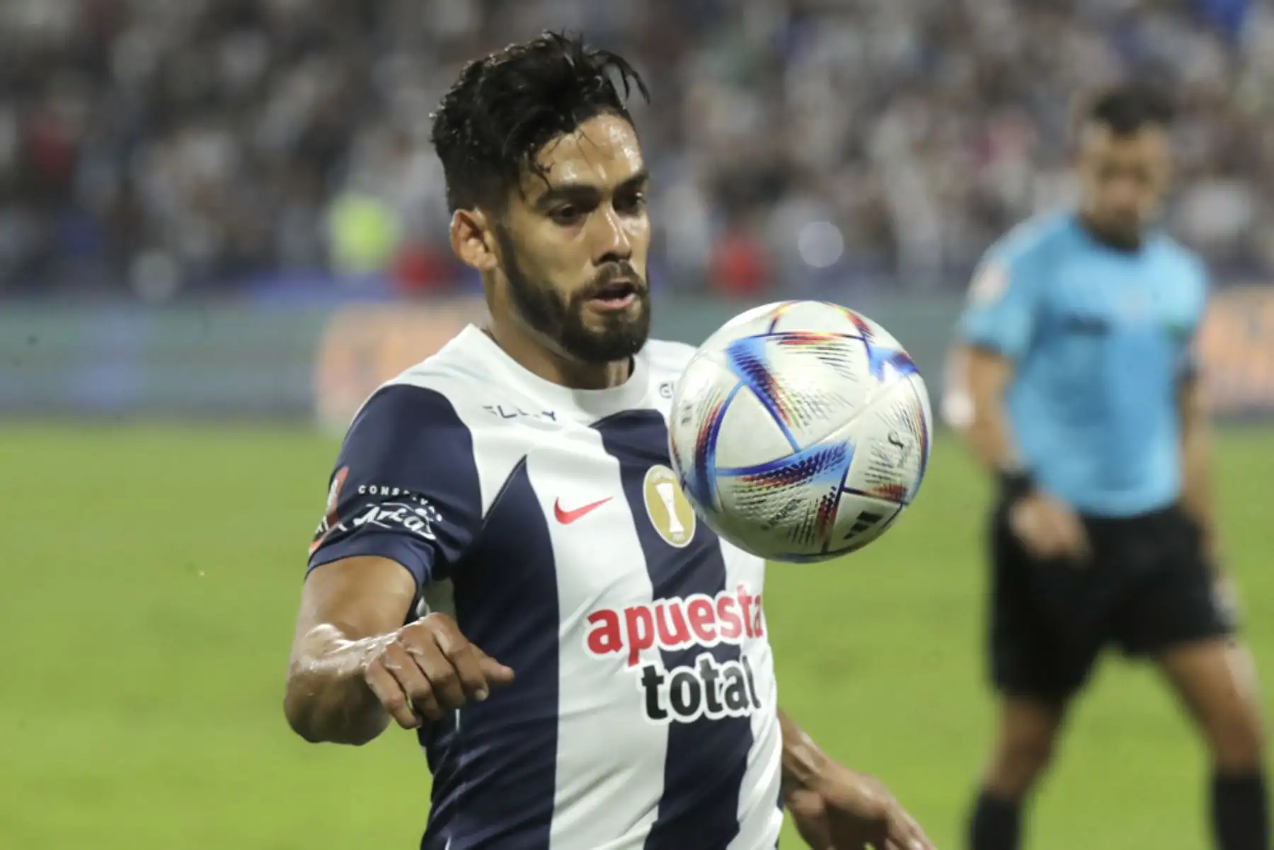 El volante de Alianza Lima, Andrés Andrade, controla el balón durante el partido contra la César Vallejo en el estadio Alejandro Villanueva en Lima.

Foto:ANDINA/Juan Carlos Guzmán Negrini