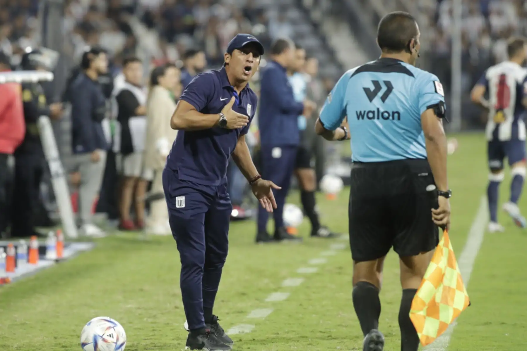 El director técnico de Alianza Lima, Guillermo Salas, reclama al juez de línea durante el partido contra la César Vallejo en el estadio Alejandro Villanueva en Lima.

Foto:ANDINA/Juan Carlos Guzmán Negrini