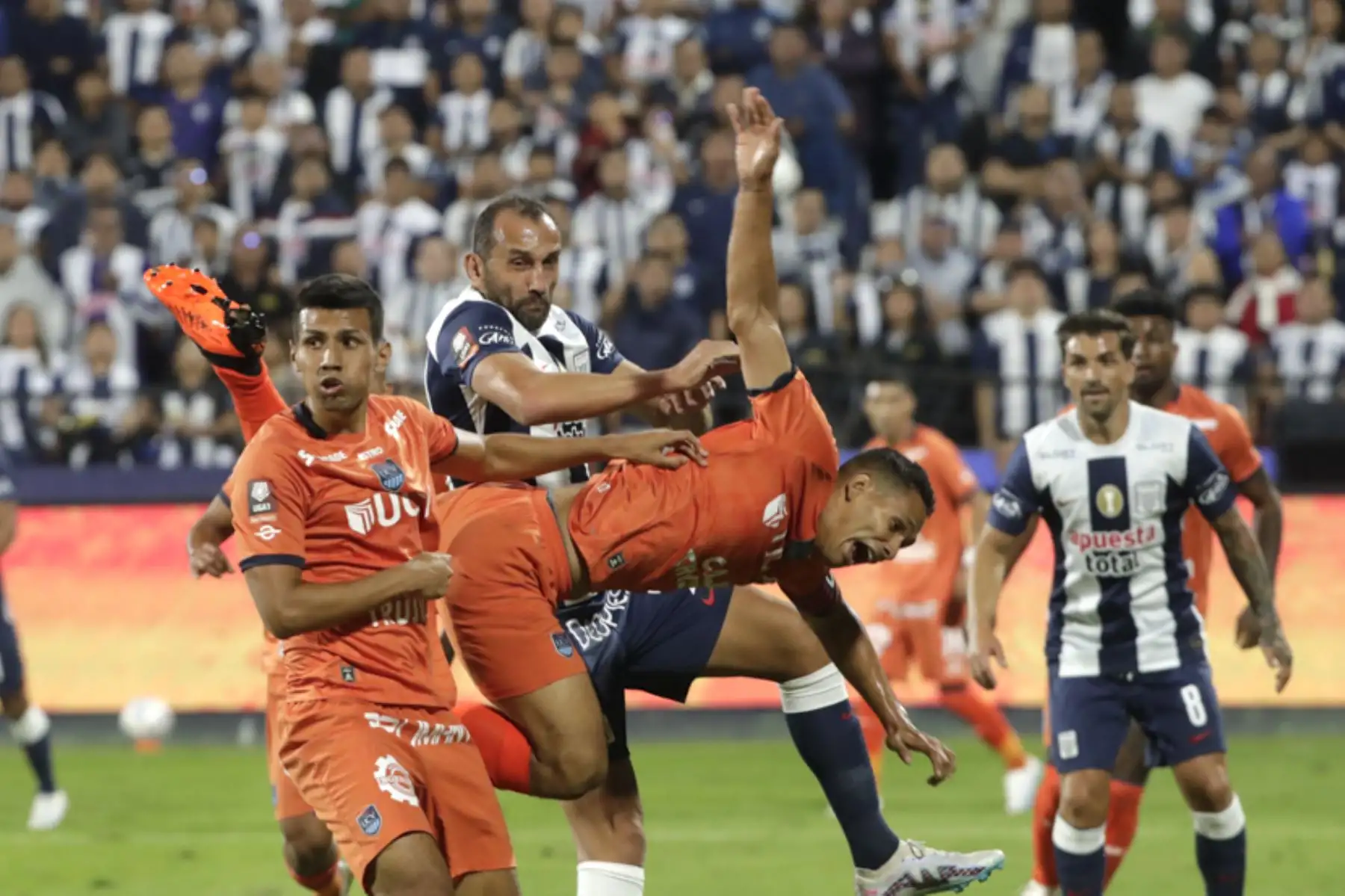 El delantero de Alianza Lima, Hernán Barcos, disputa el balón durante el partido contra la César Vallejo en el estadio Alejandro Villanueva en Lima.

Foto:ANDINA/Juan Carlos Guzmán Negrini
