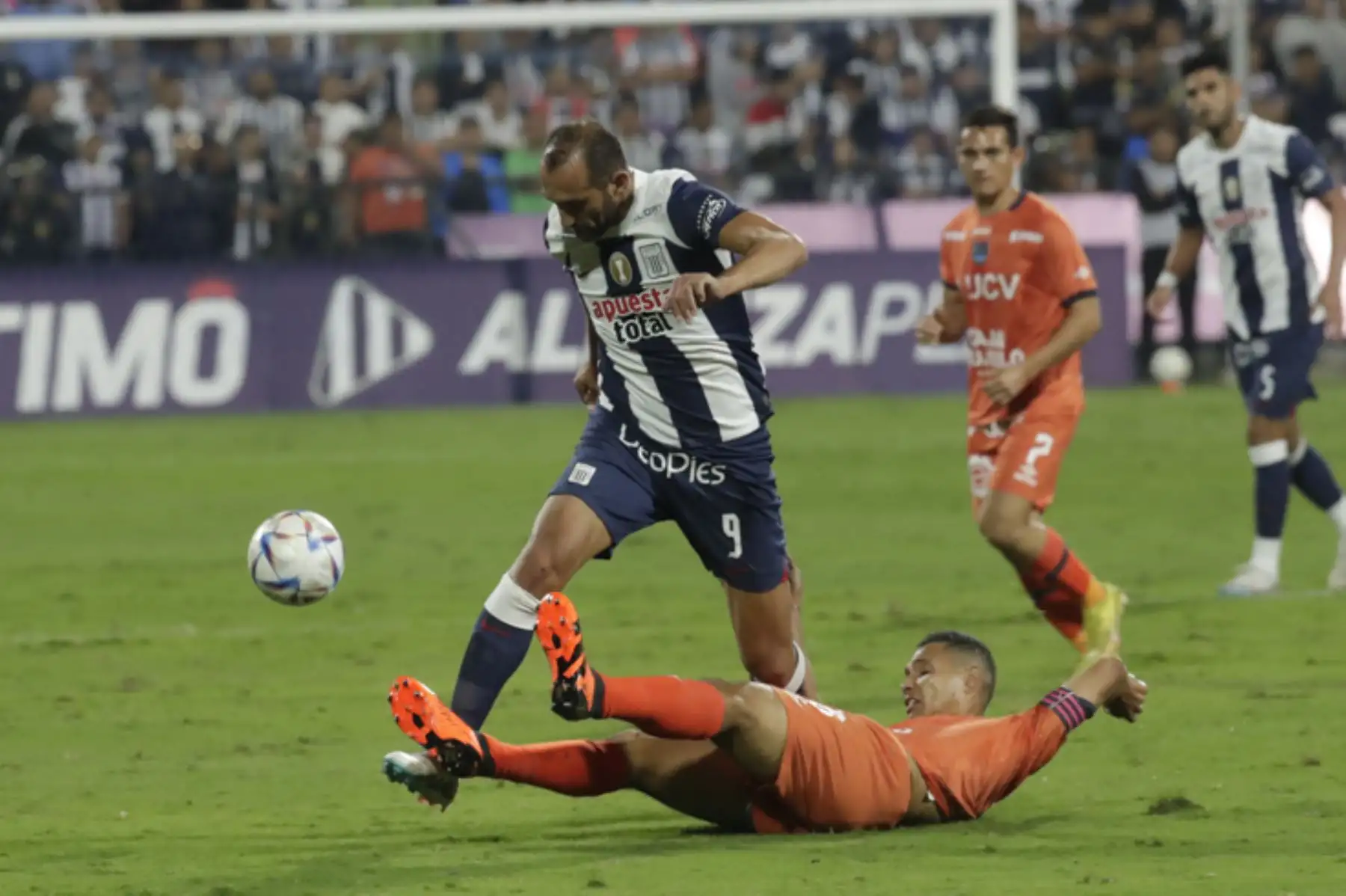 El delantero de Alianza Lima, Hernán Barcos, disputa el balón durante el partido contra la César Vallejo en el estadio Alejandro Villanueva en Lima.

Foto:ANDINA/Juan Carlos Guzmán Negrini
