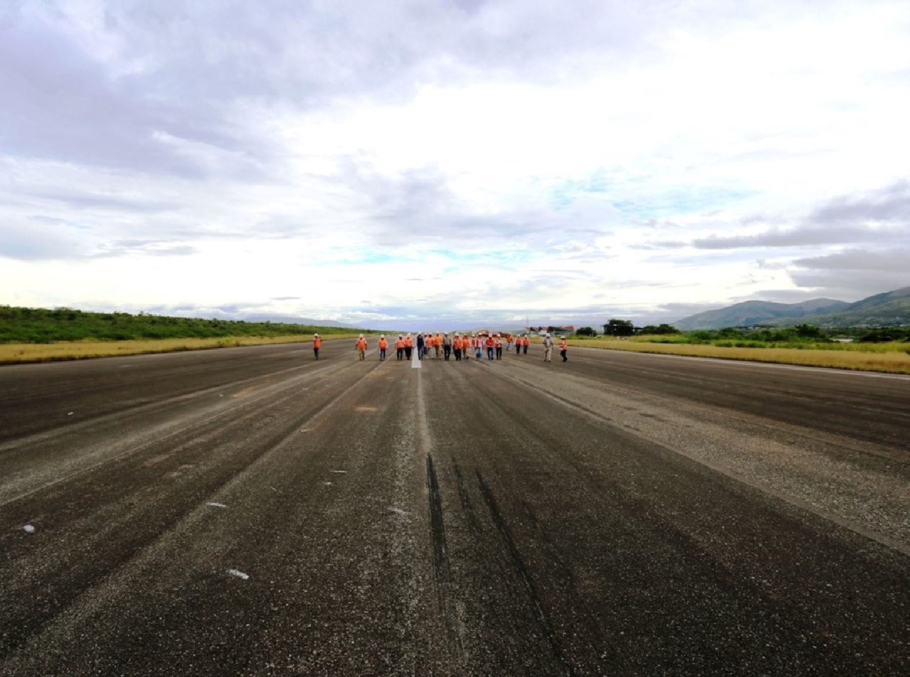 En la primera semana de junio concluirían los trabajos de mantenimiento que se ejecutan en la pista de aterrizaje del aeropuerto de Jaén y con ello todo quedaría listo para que se reanuden los vuelos a esta ciudad cajamarquina. ANDINA/Difusión