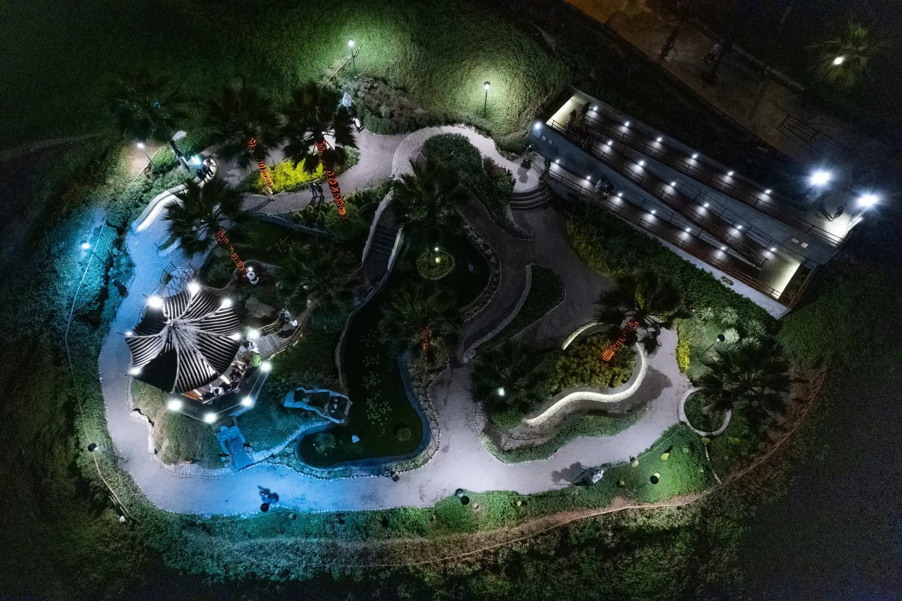 Vista nocturna de la ciudad de Lima, del Parque Chino de Miraflores, ubicado a lo largo del malecón. Foto: ANDINA/Daniel Bracamonte