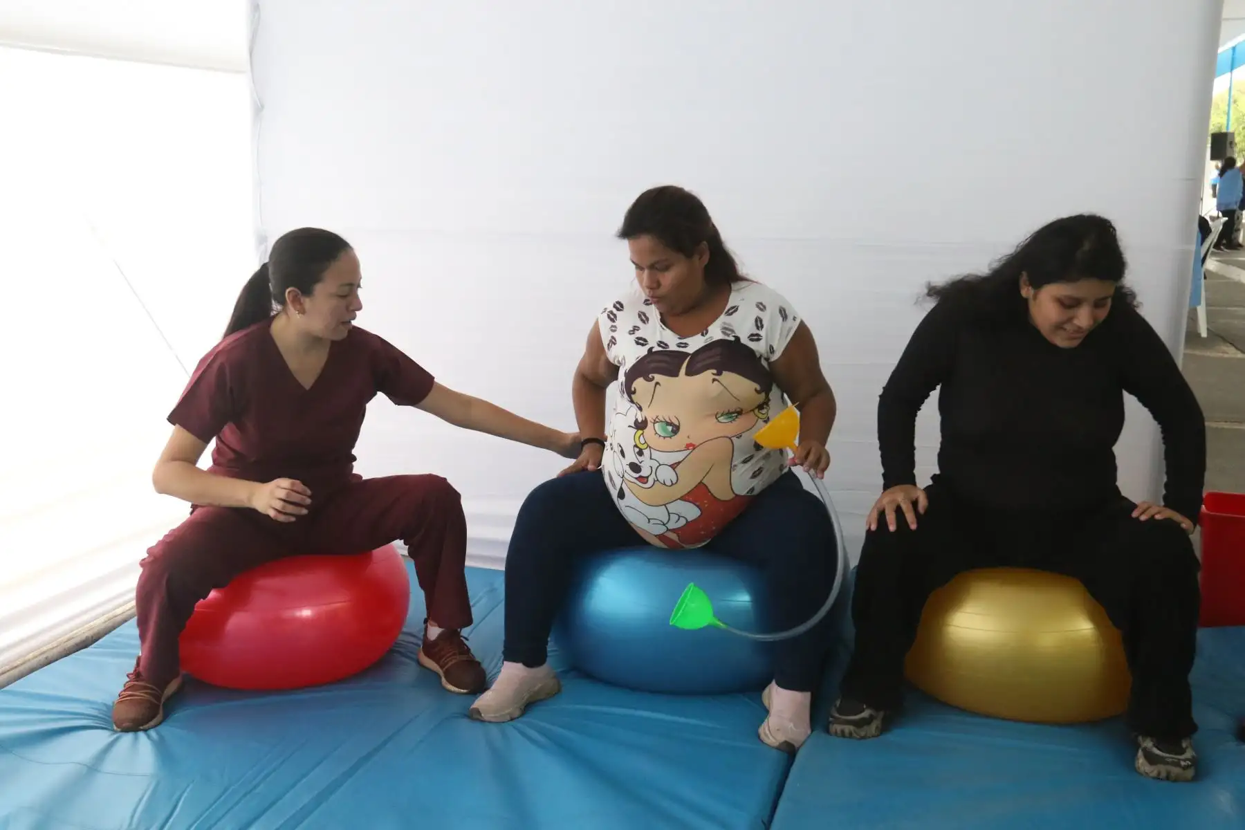 Mamitas embarazadas participaron de un divertido concurso de “barriguitas pintadas”, donde la más original se llevó un premio sorpresa. Esta actividad es parte de la campaña gratuita de salud que realiza EsSalud en el marco del Día de la Madre, dirigida a aseguradas y no aseguradas. Durante la jornada de salud, se ofrecieron servicios para Incentivar la  prevención de enfermedades en las diferentes etapas de vida de una mujer desde que decide ser madre.
Foto: ANDINA/Héctor Vinces