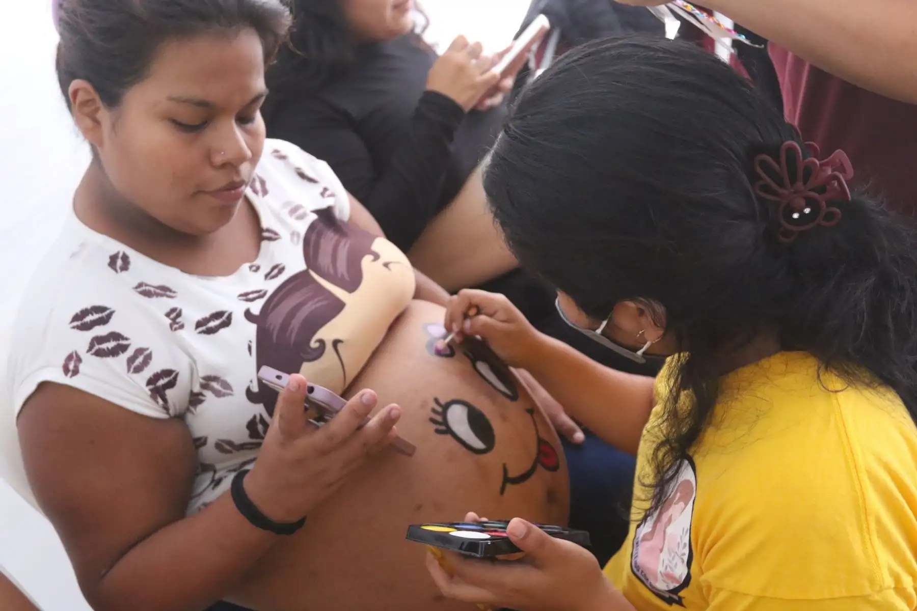 Mamitas embarazadas participaron de un divertido concurso de “barriguitas pintadas”, donde la más original se llevó un premio sorpresa. Esta actividad es parte de la campaña gratuita de salud que realiza EsSalud en el marco del Día de la Madre, dirigida a aseguradas y no aseguradas. Durante la jornada de salud, se ofrecieron servicios para Incentivar la  prevención de enfermedades en las diferentes etapas de vida de una mujer desde que decide ser madre.
Foto: ANDINA/Héctor Vinces