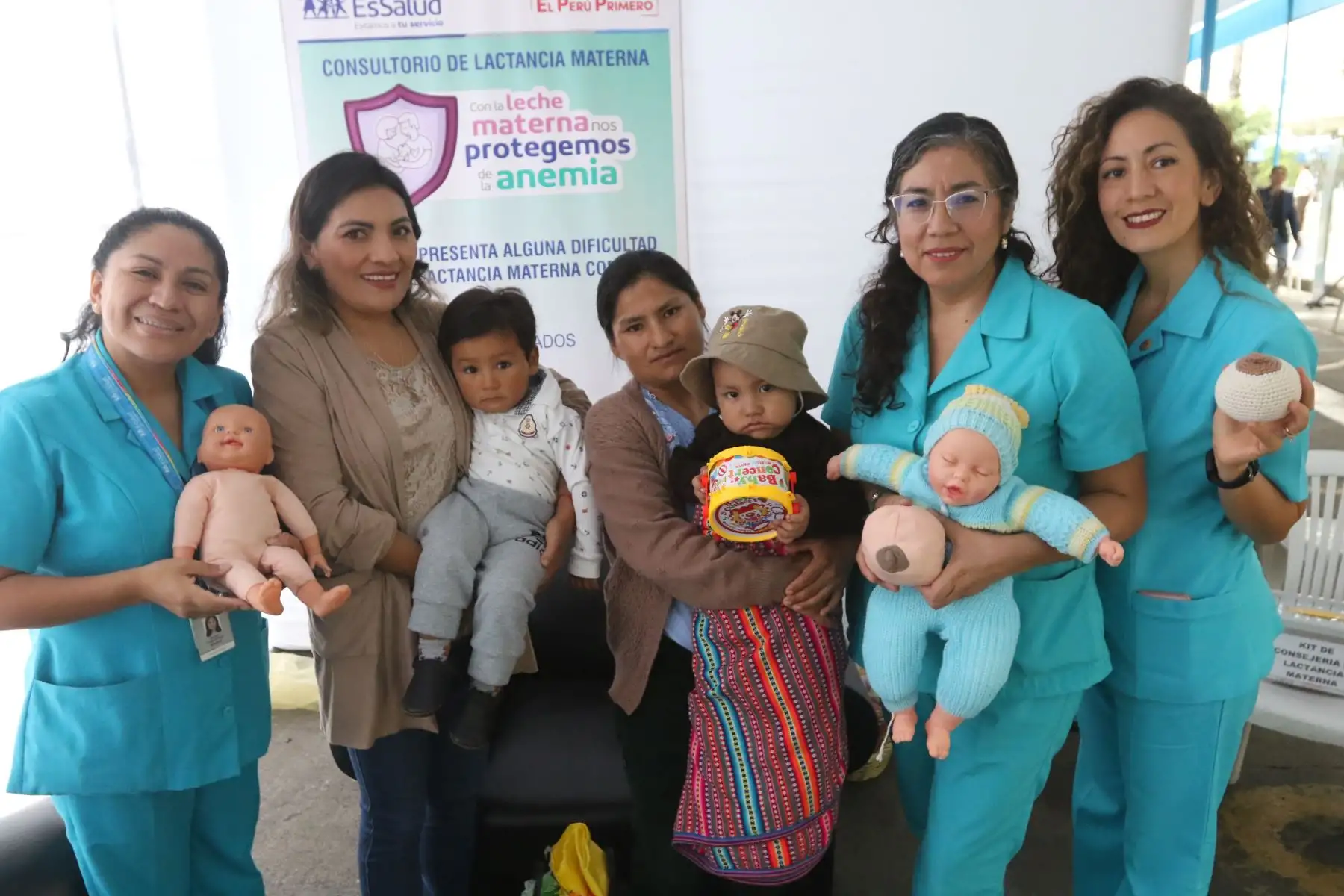 Mamitas embarazadas participaron de un divertido concurso de “barriguitas pintadas”, donde la más original se llevó un premio sorpresa. Esta actividad es parte de la campaña gratuita de salud que realiza EsSalud en el marco del Día de la Madre, dirigida a aseguradas y no aseguradas. Durante la jornada de salud, se ofrecieron servicios para Incentivar la  prevención de enfermedades en las diferentes etapas de vida de una mujer desde que decide ser madre.
Foto: ANDINA/Héctor Vinces