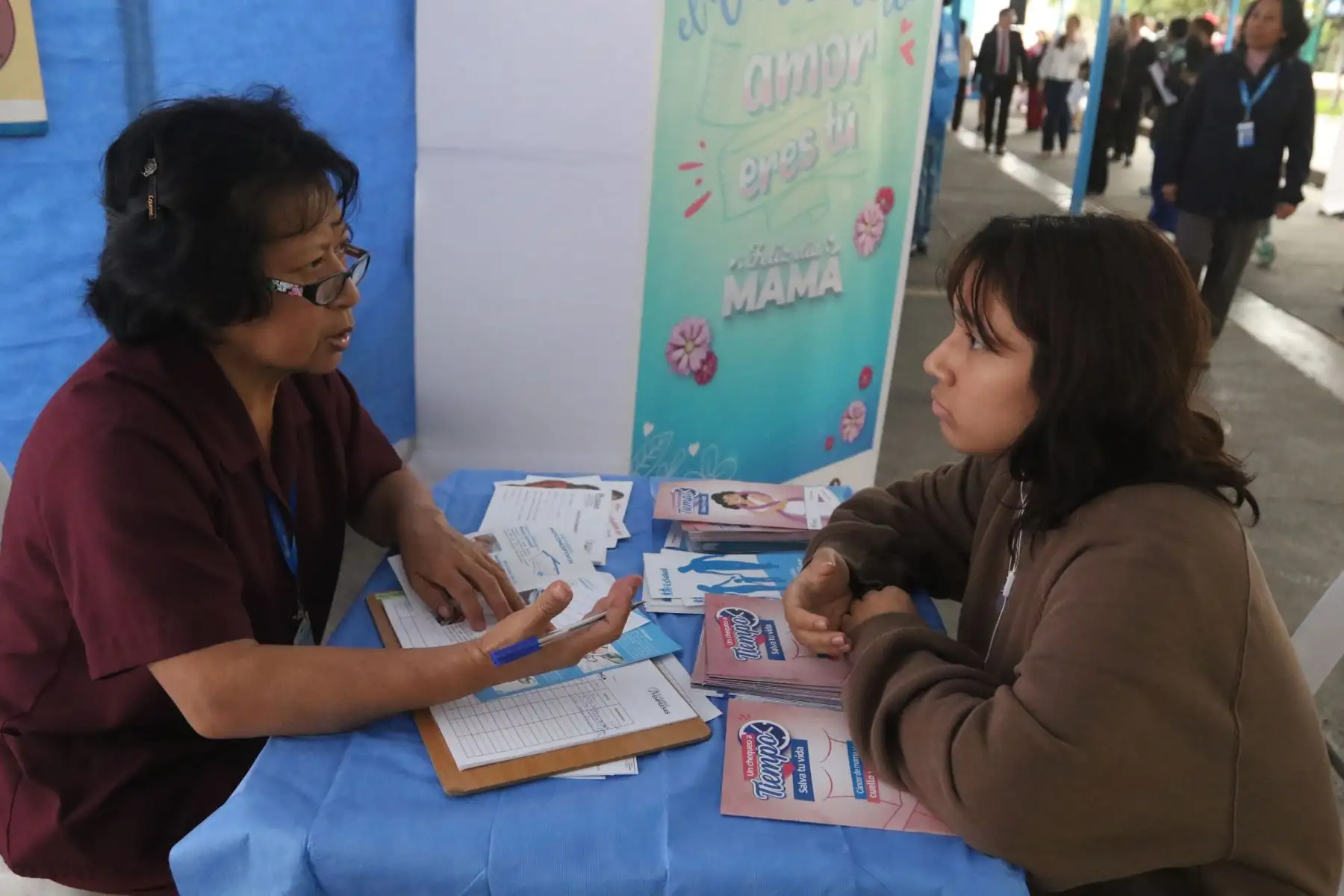 Mamitas embarazadas participaron de un divertido concurso de “barriguitas pintadas”, donde la más original se llevó un premio sorpresa. Esta actividad es parte de la campaña gratuita de salud que realiza EsSalud en el marco del Día de la Madre, dirigida a aseguradas y no aseguradas. Durante la jornada de salud, se ofrecieron servicios para Incentivar la  prevención de enfermedades en las diferentes etapas de vida de una mujer desde que decide ser madre.
Foto: ANDINA/Héctor Vinces